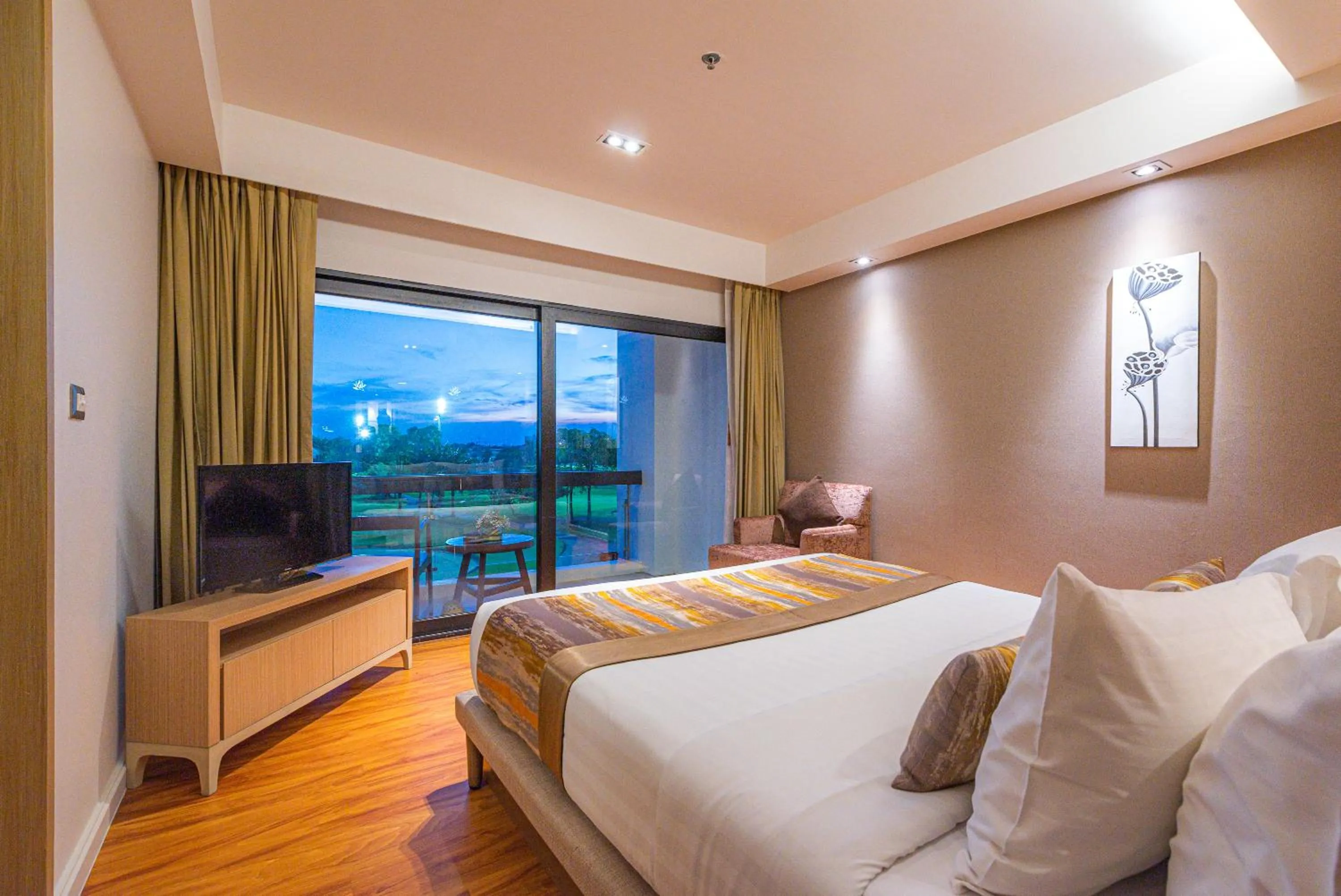 Bedroom, Bed in Summit Windmill Golf Suite Hotel at Suvarnabhumi
