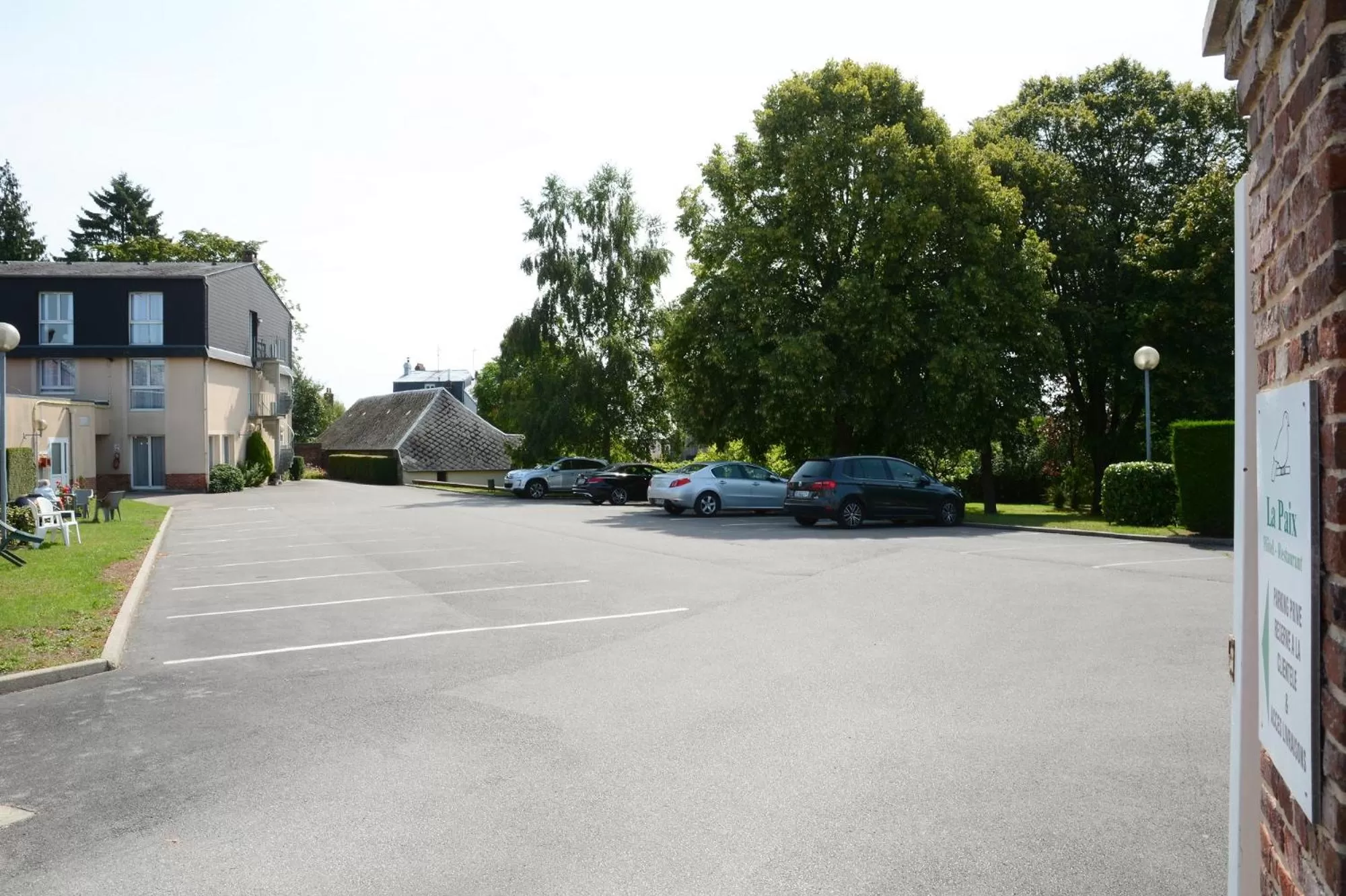 Hôtel Restaurant La Paix La Robe et le Palais