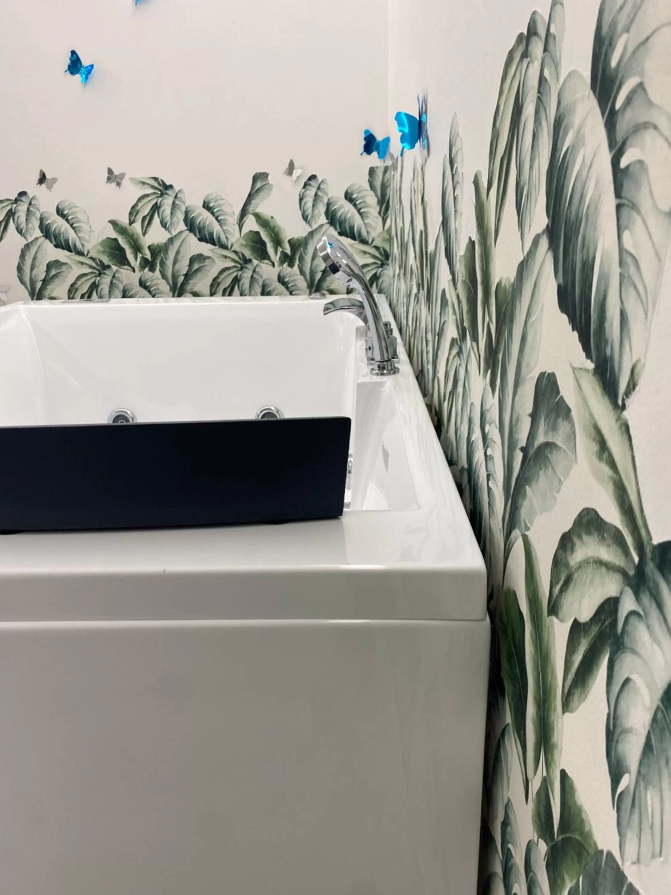 Hot Tub, Bathroom in Maison De luxe