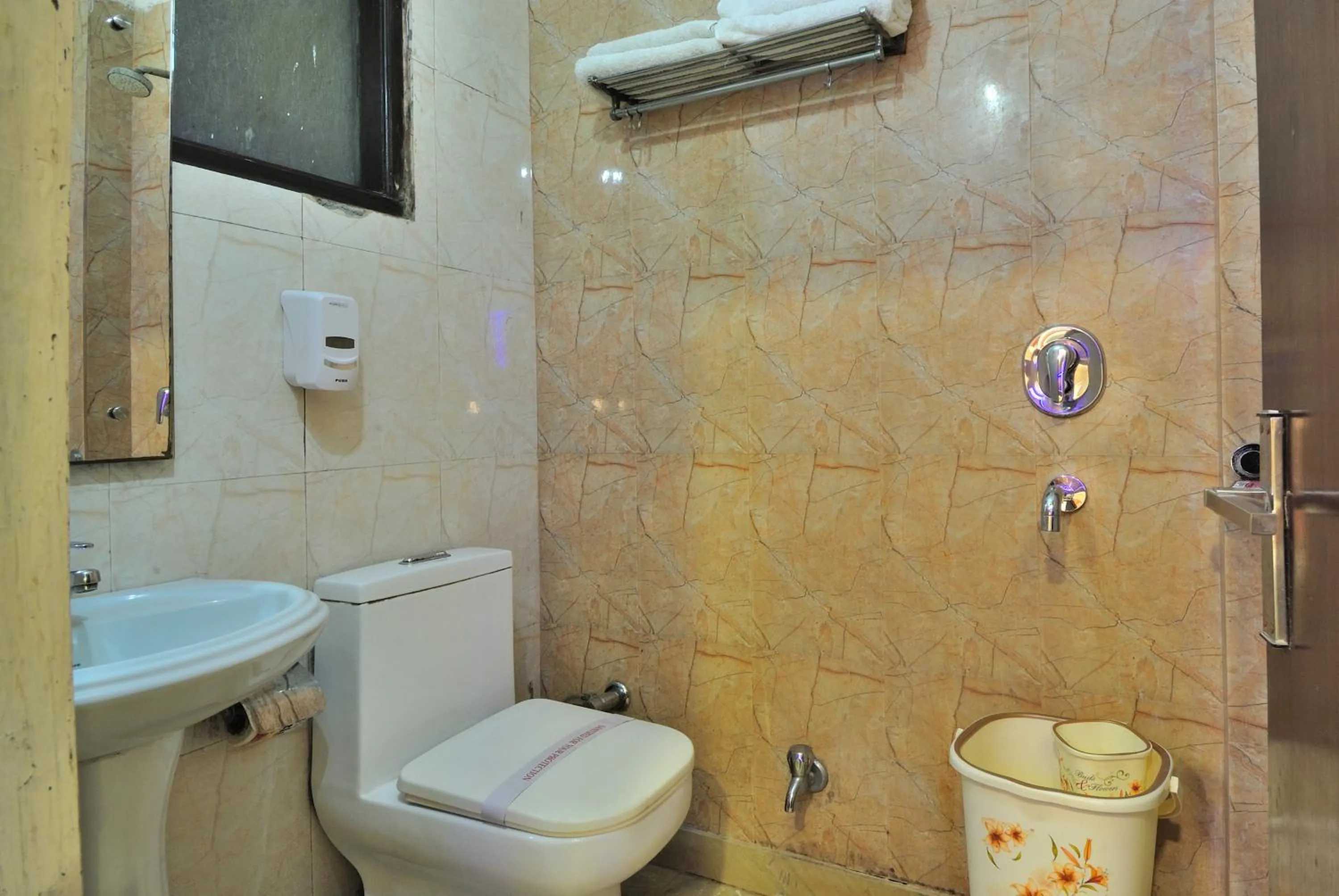 Bathroom in Hotel Nirmal Mahal - Paharganj - New Delhi