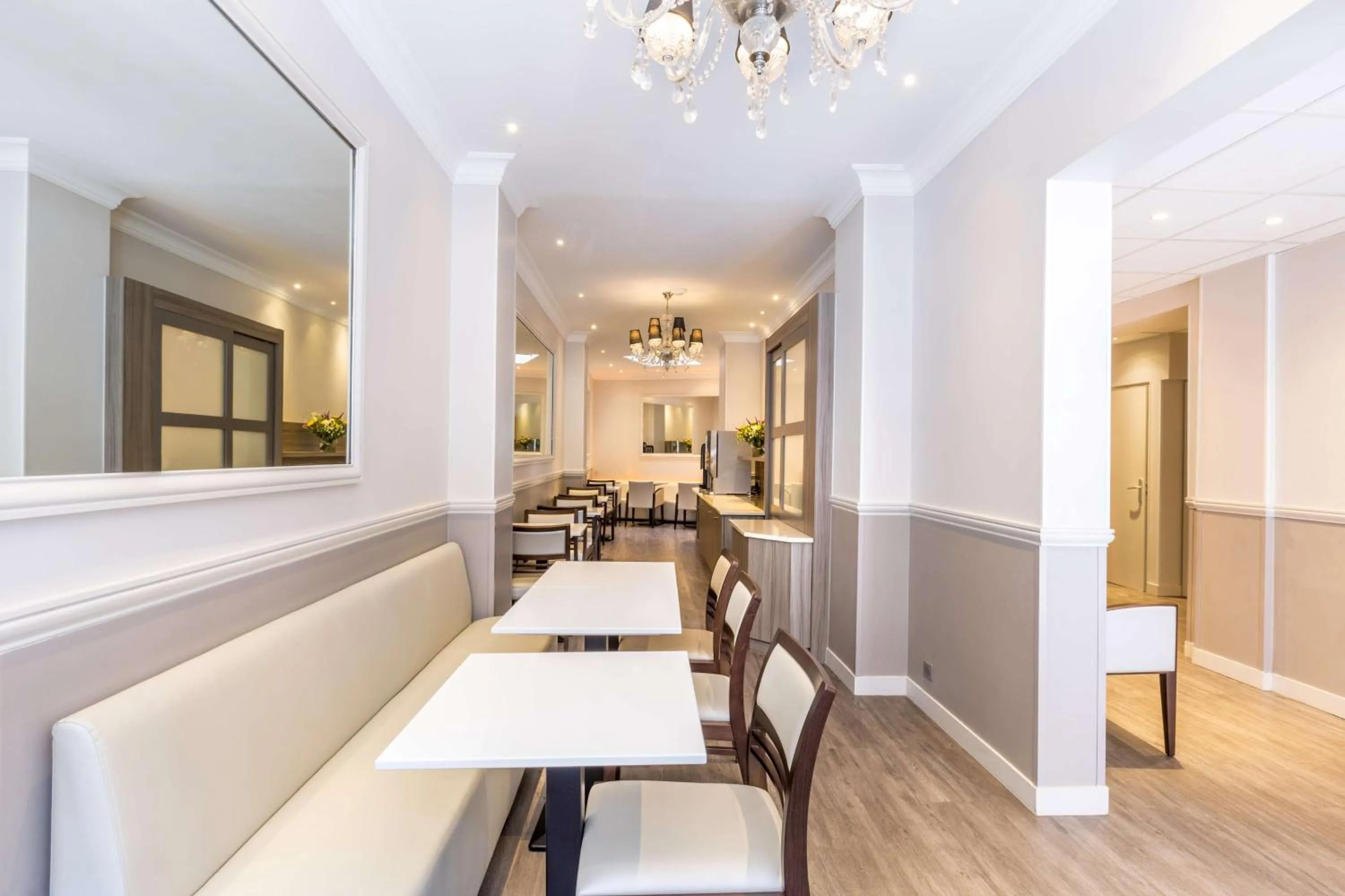 Dining area in Sure Hotel by Best Western Paris Gare du Nord