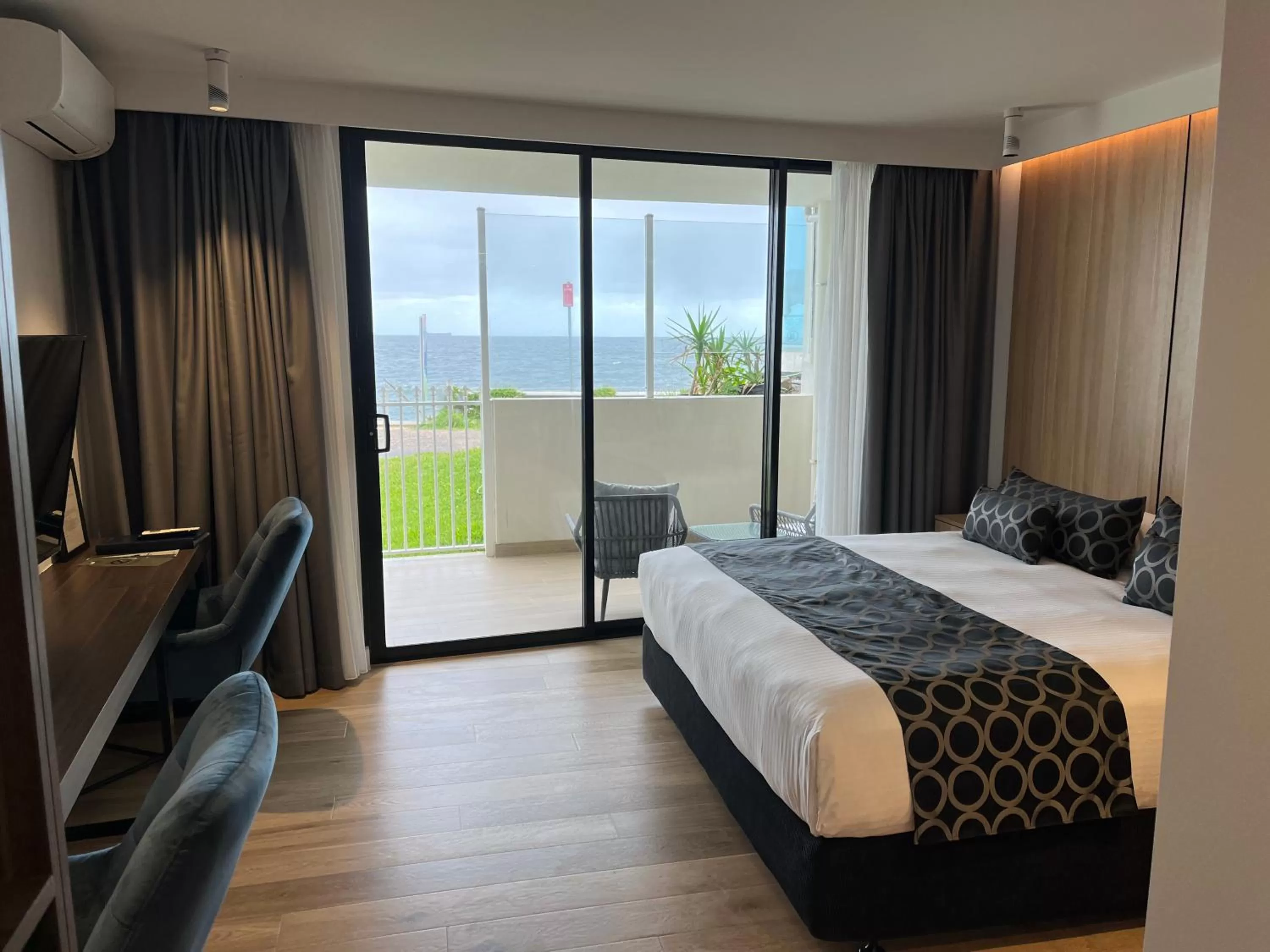 Photo of the whole room, Bed in Ocean Front Motel