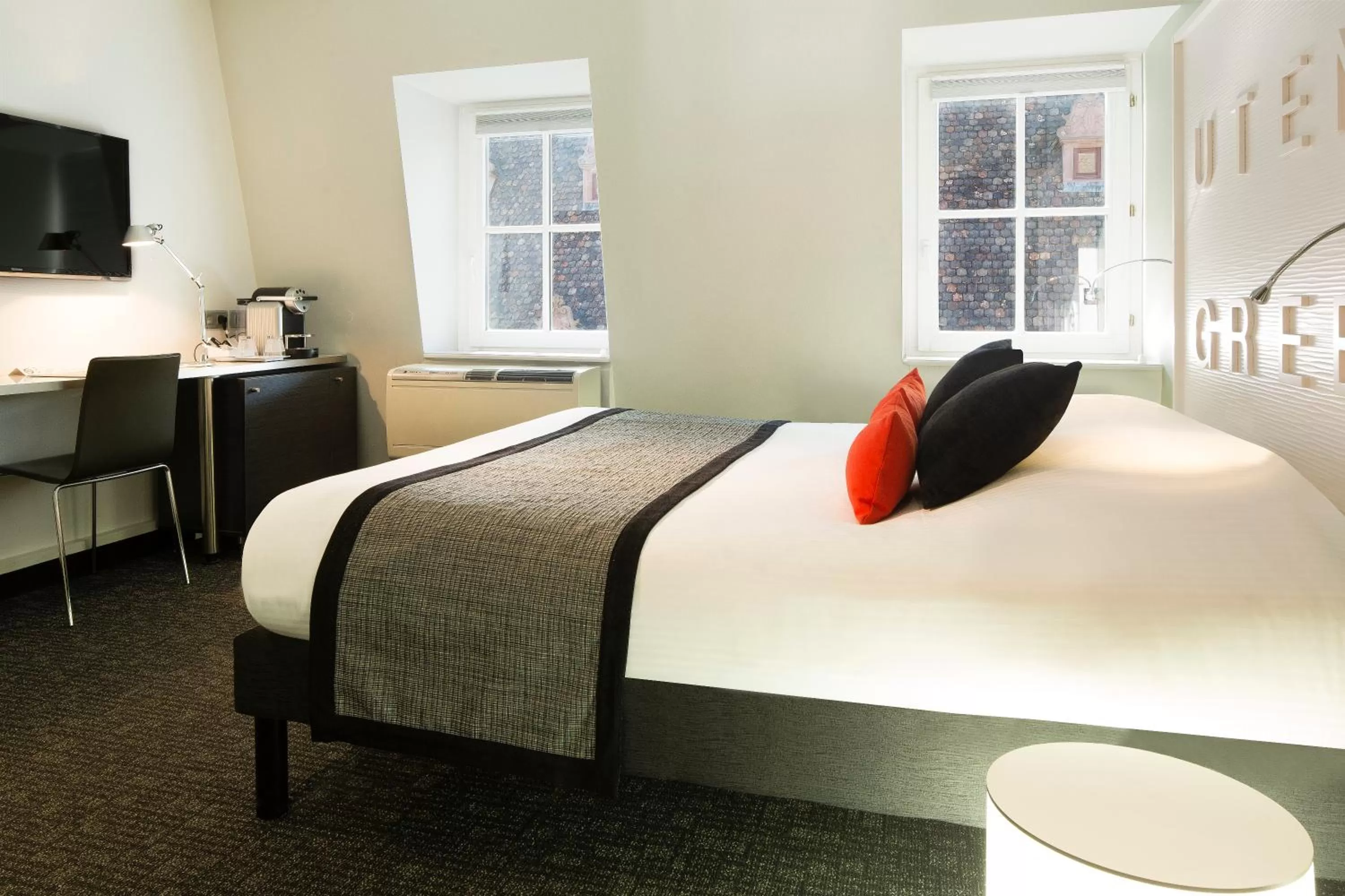 Photo of the whole room, Bed in Hôtel Gutenberg