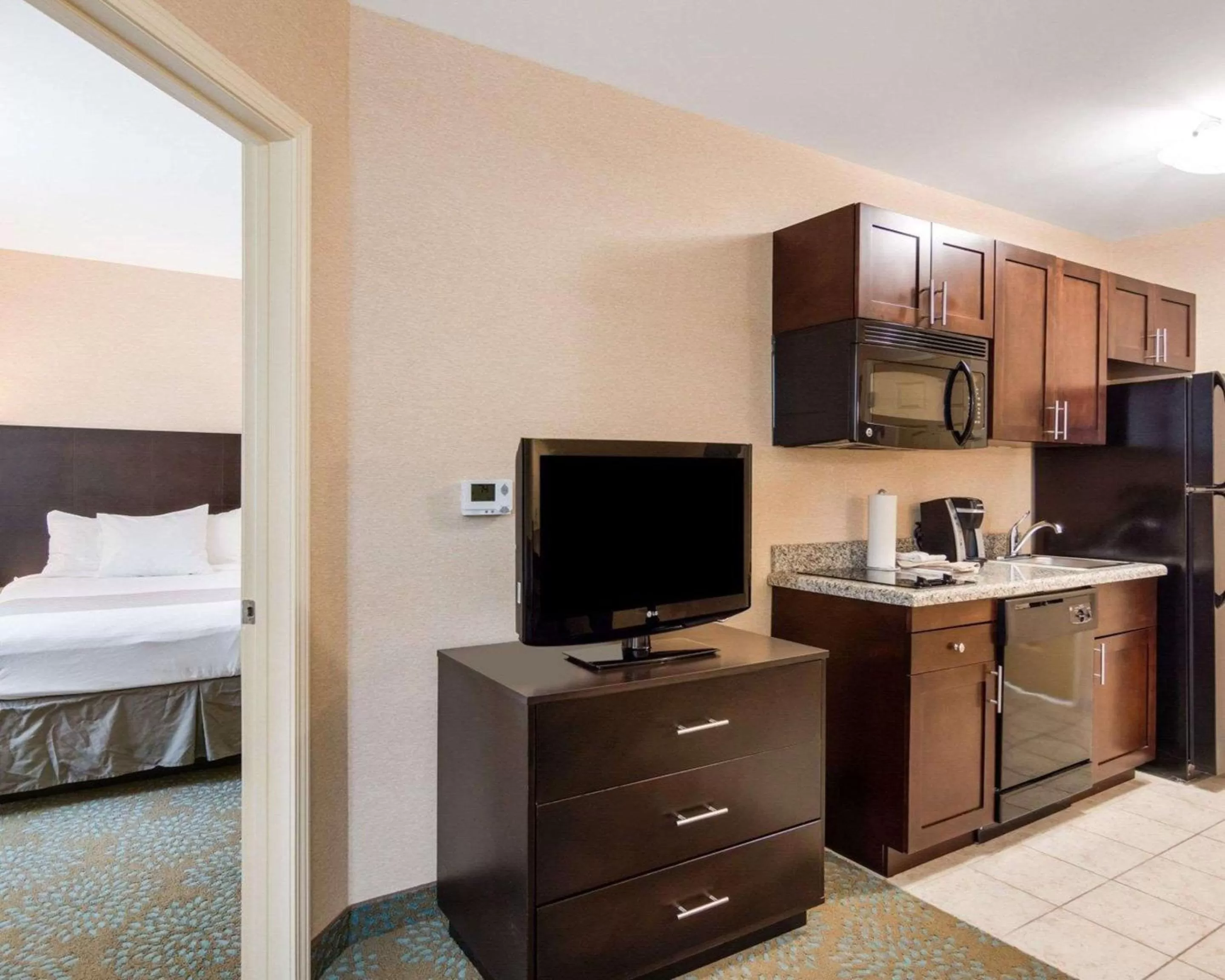 Photo of the whole room, Bed in Suburban Studios Quantico