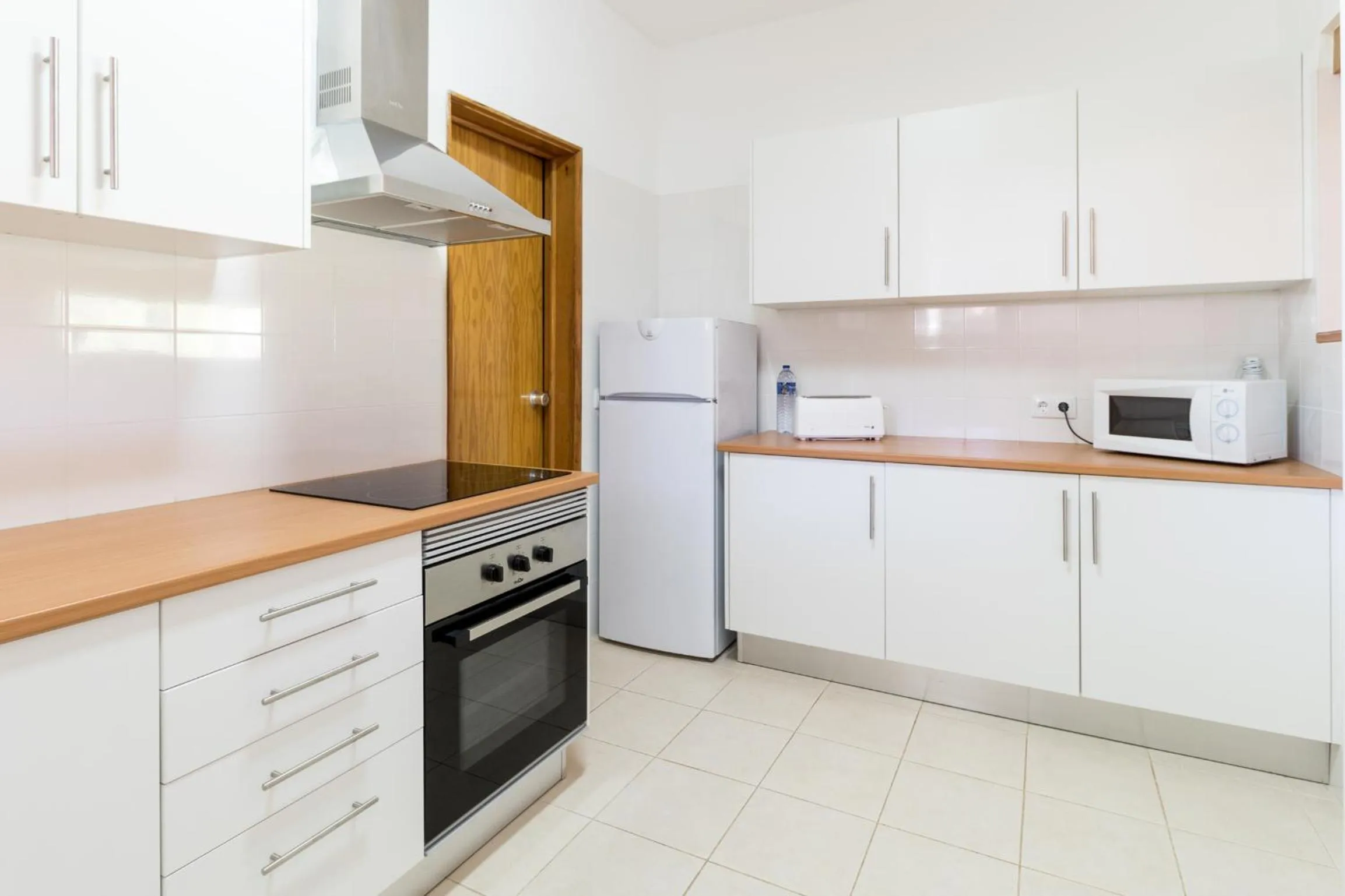 Kitchen or kitchenette in Apartamentos Turisticos Pinhal Da Marina