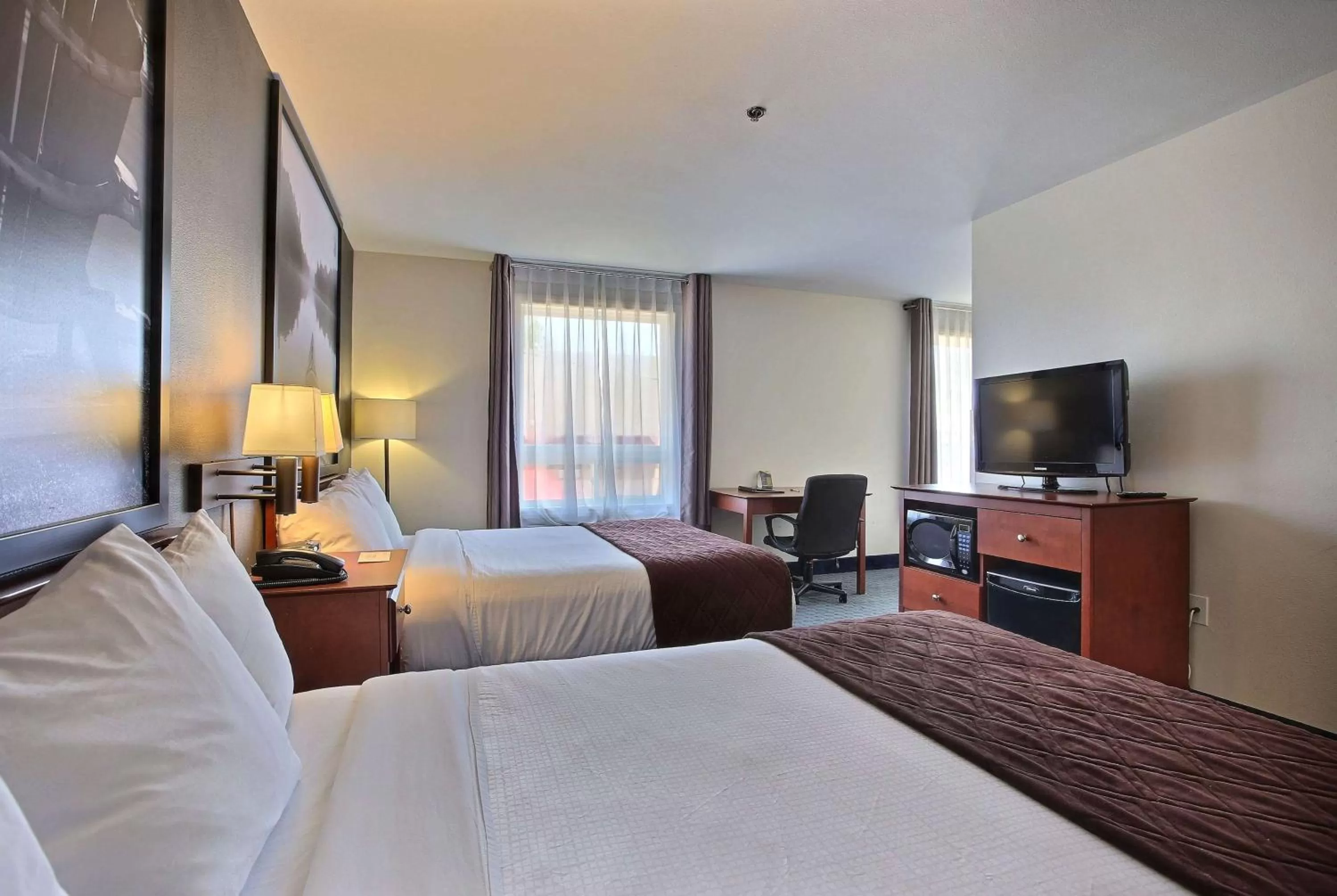 Photo of the whole room, Bed in Super 8 by Wyndham Trois-Rivieres