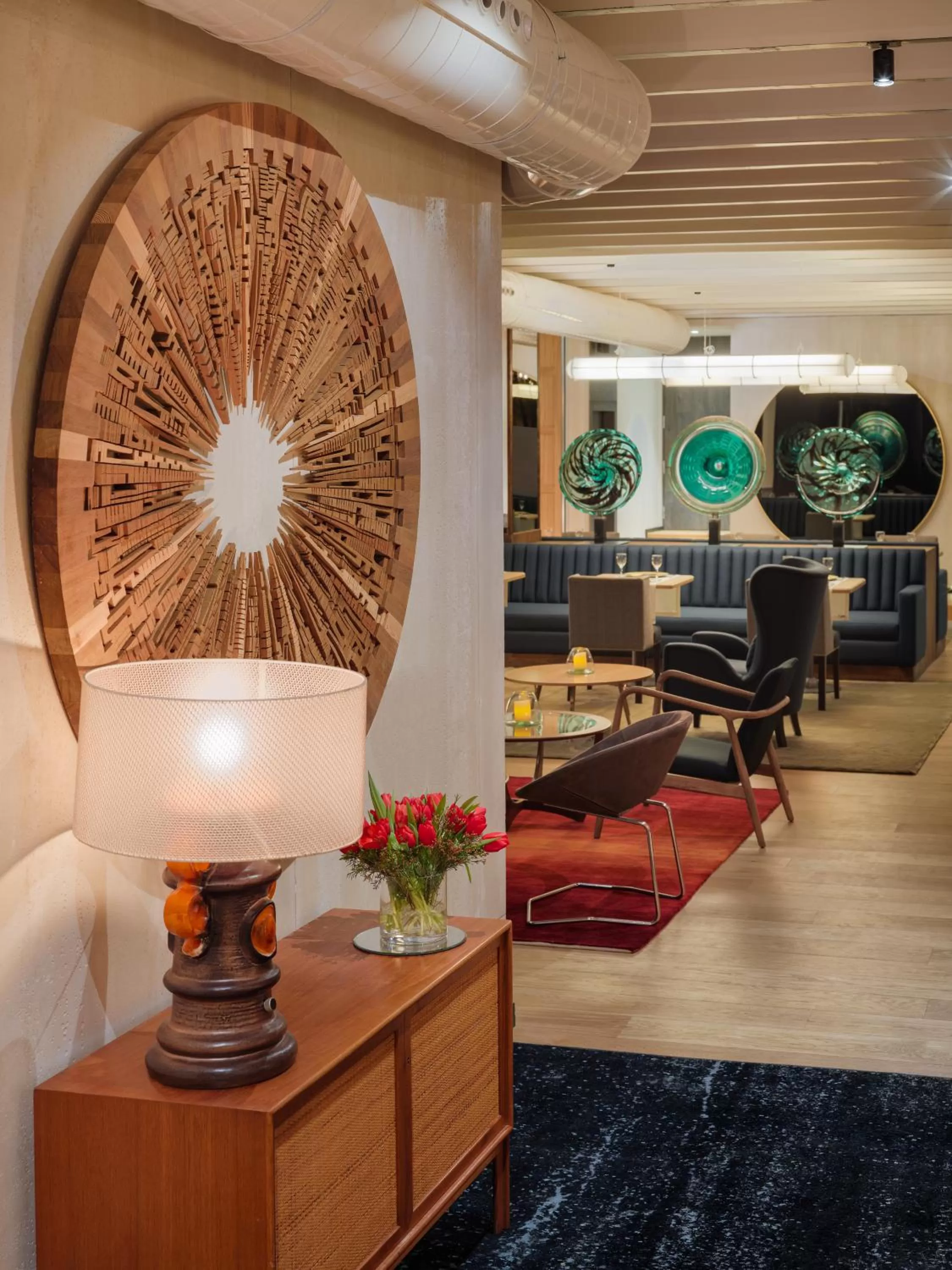 Lounge or bar in H10 Puerta de Alcalá 4 Sup