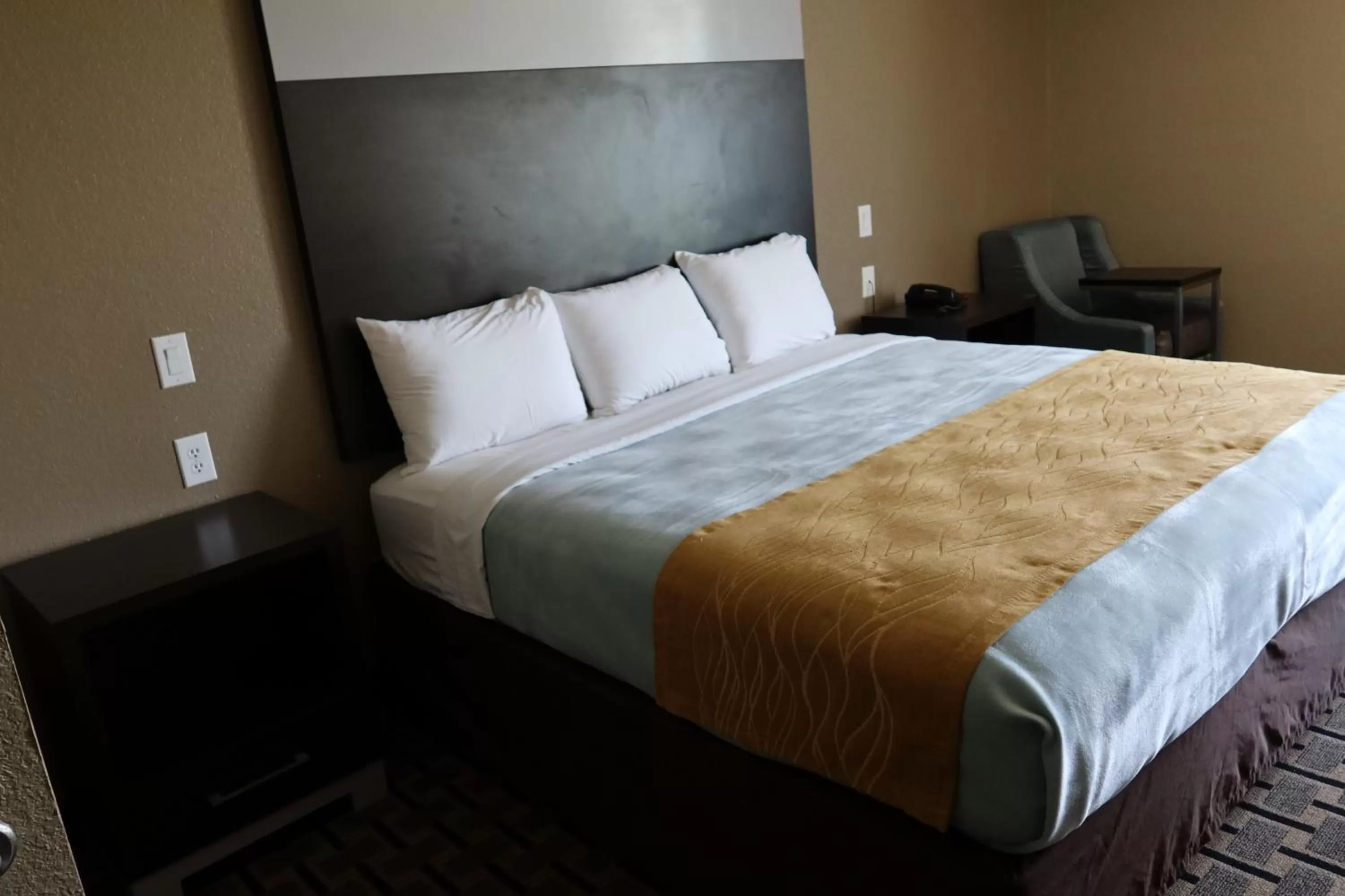 Bed in West Worth Inn & Suites White Settlement