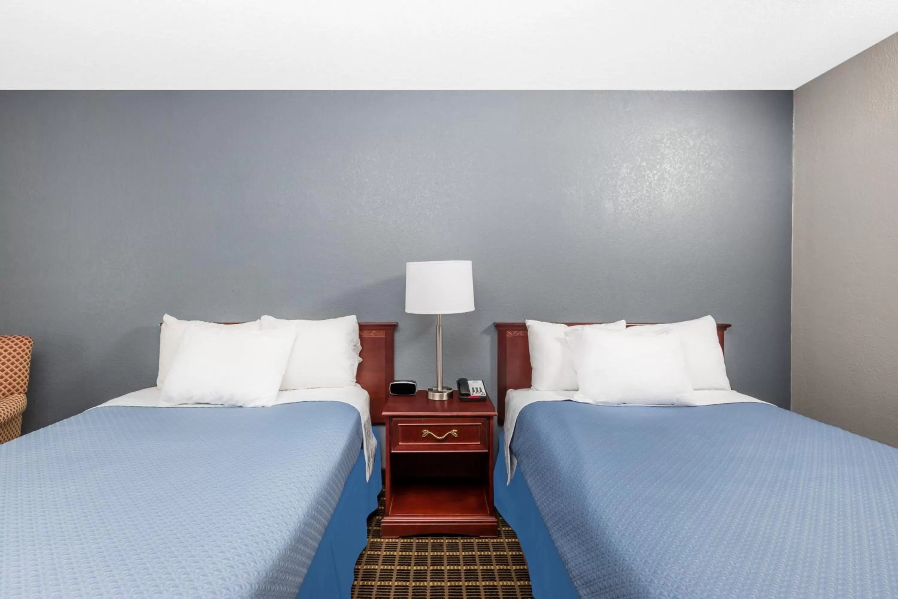 Bedroom, Bed in Days Inn by Wyndham Clive - West Des Moines