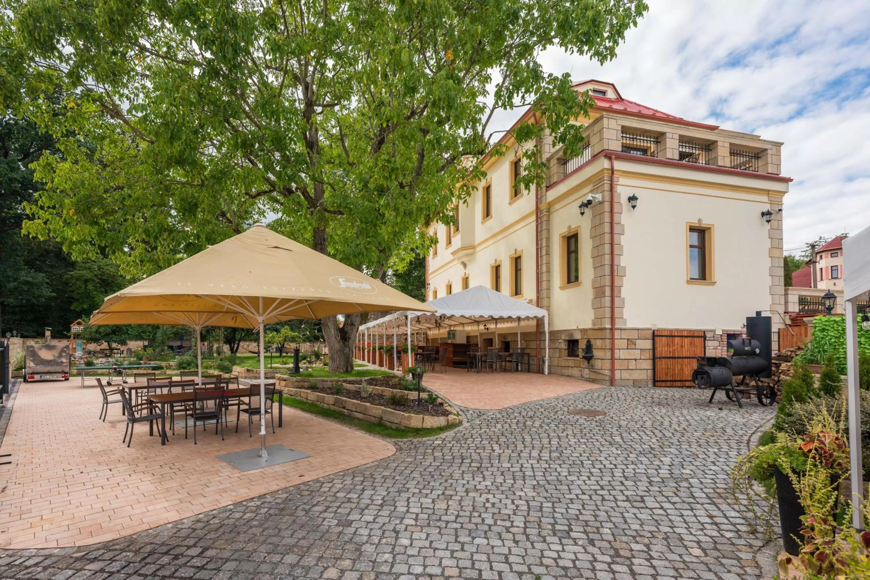 Restaurant/places to eat in Villa Libosad