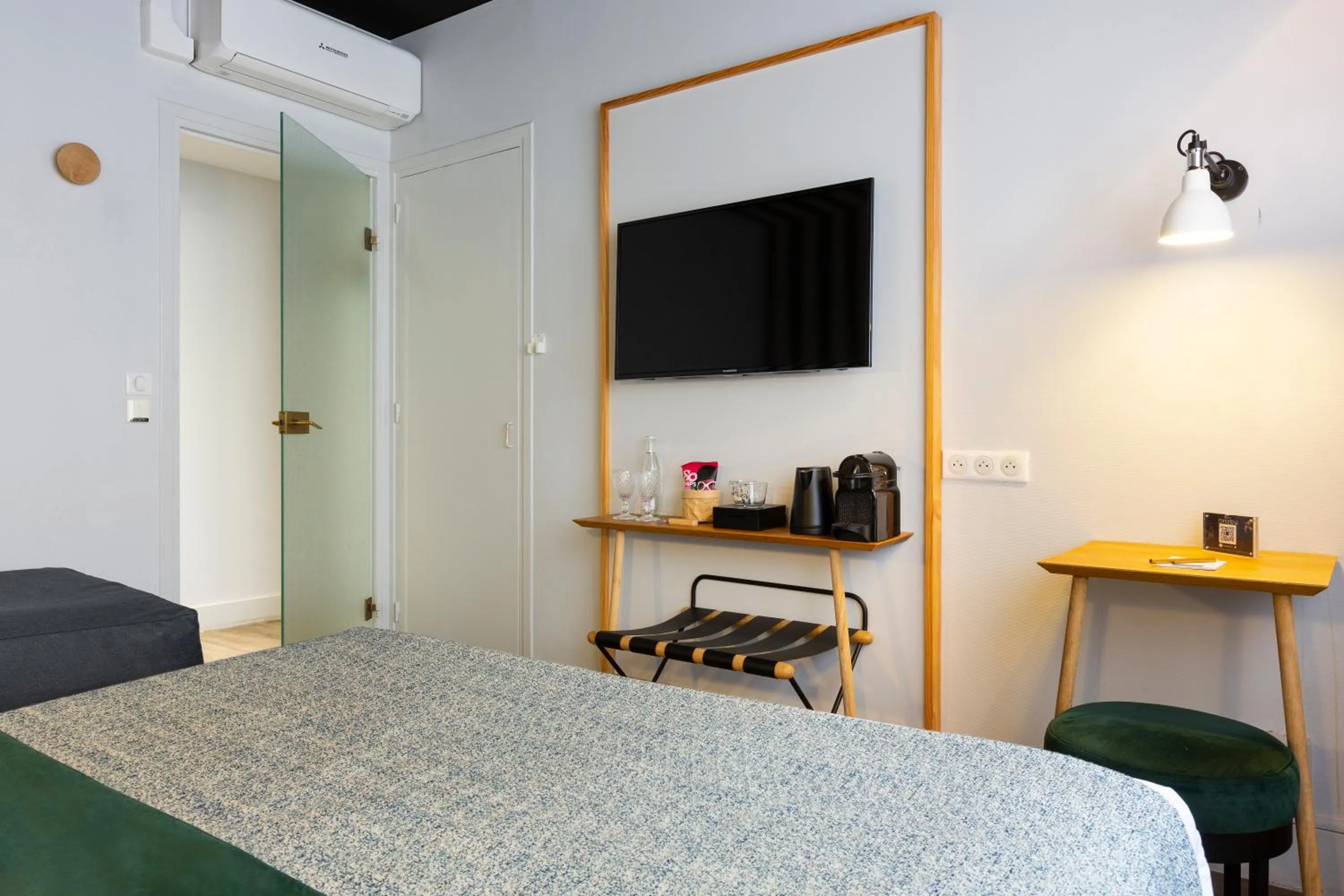 Bedroom, Bed in Hôtel Edmond W Lyon Part-Dieu