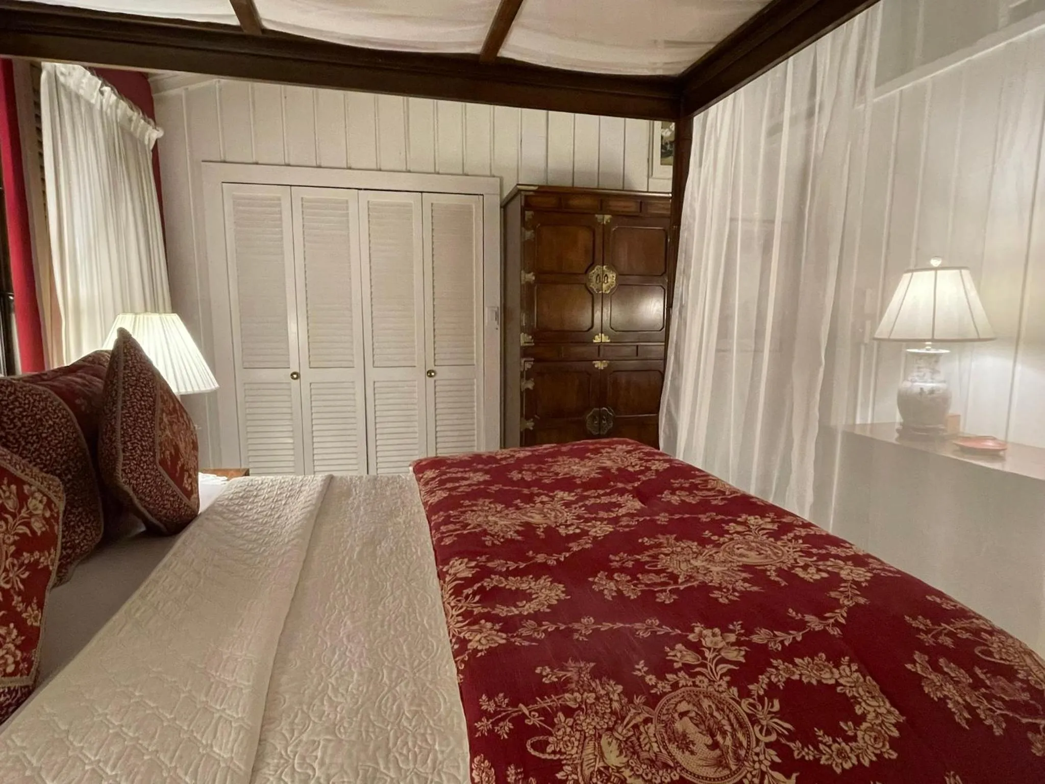 Bed in Deerhill Inn