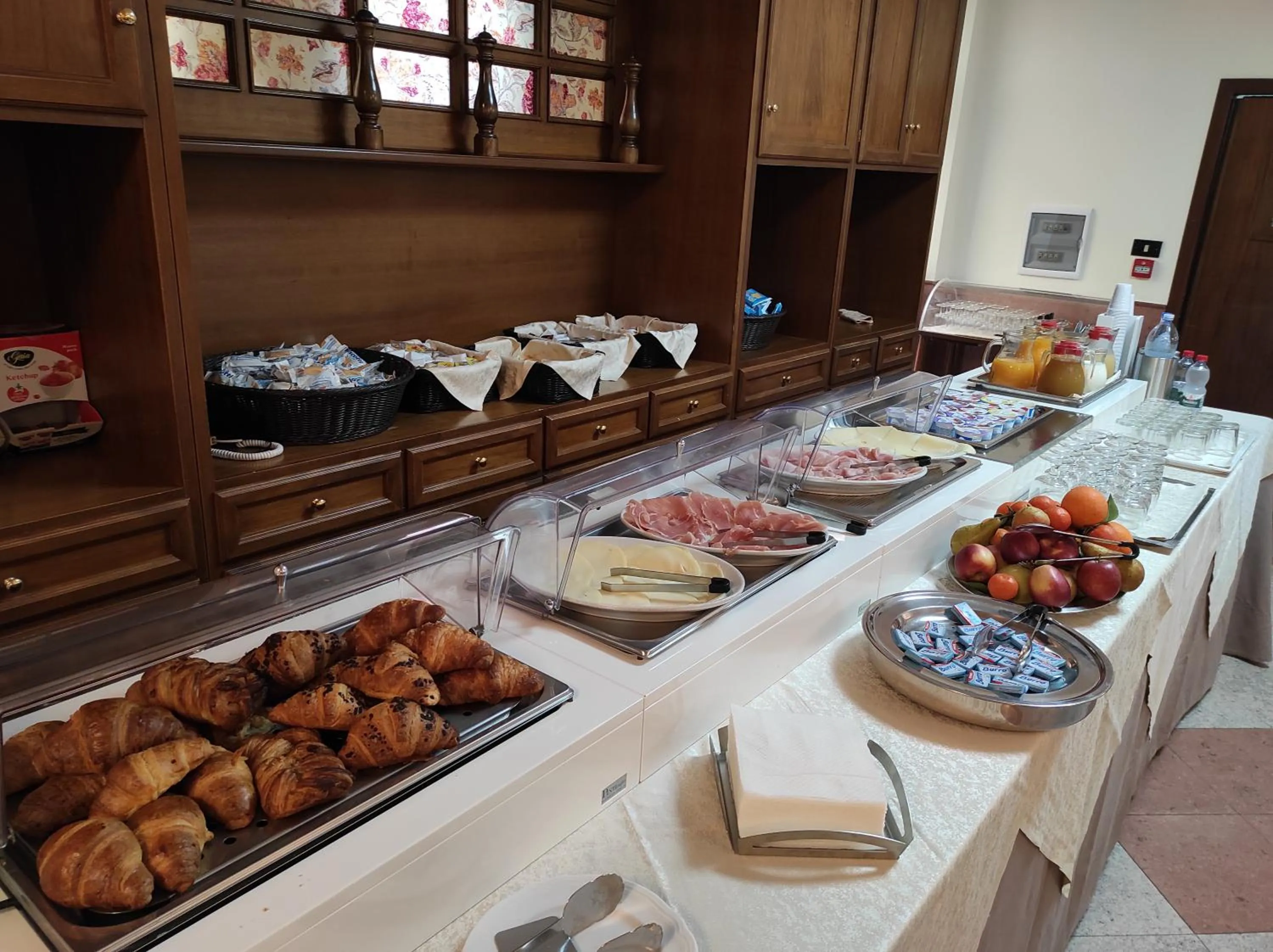 Buffet breakfast in Il Nocchiero City Hotel