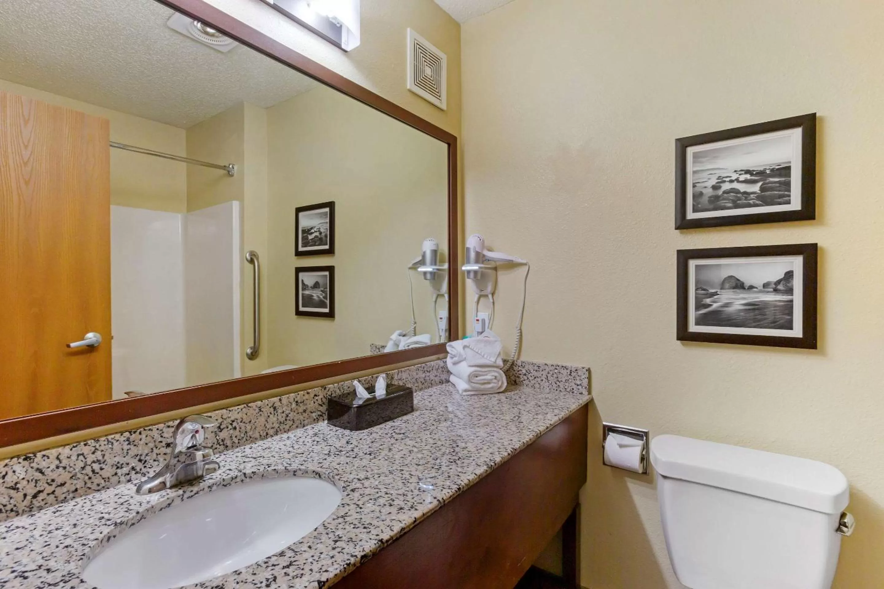 Bathroom in Comfort Inn Medford South