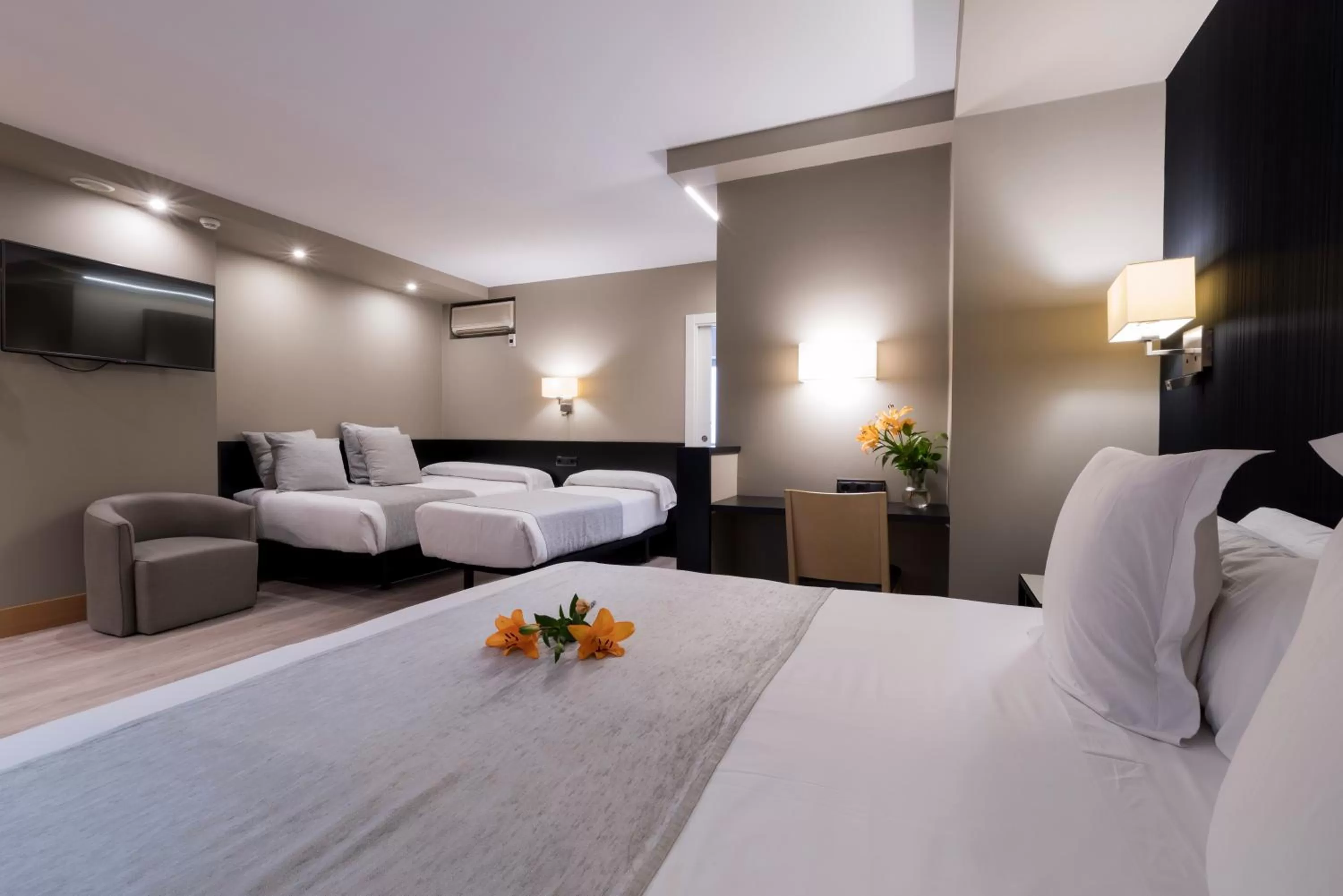 Bedroom, Bed in Hotel Plaza