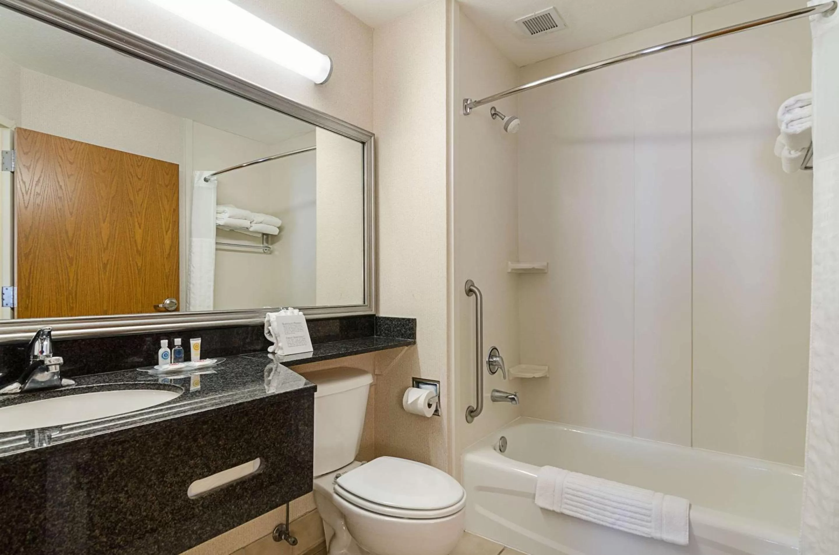 Bathroom in Quality Suites Springdale West I-49