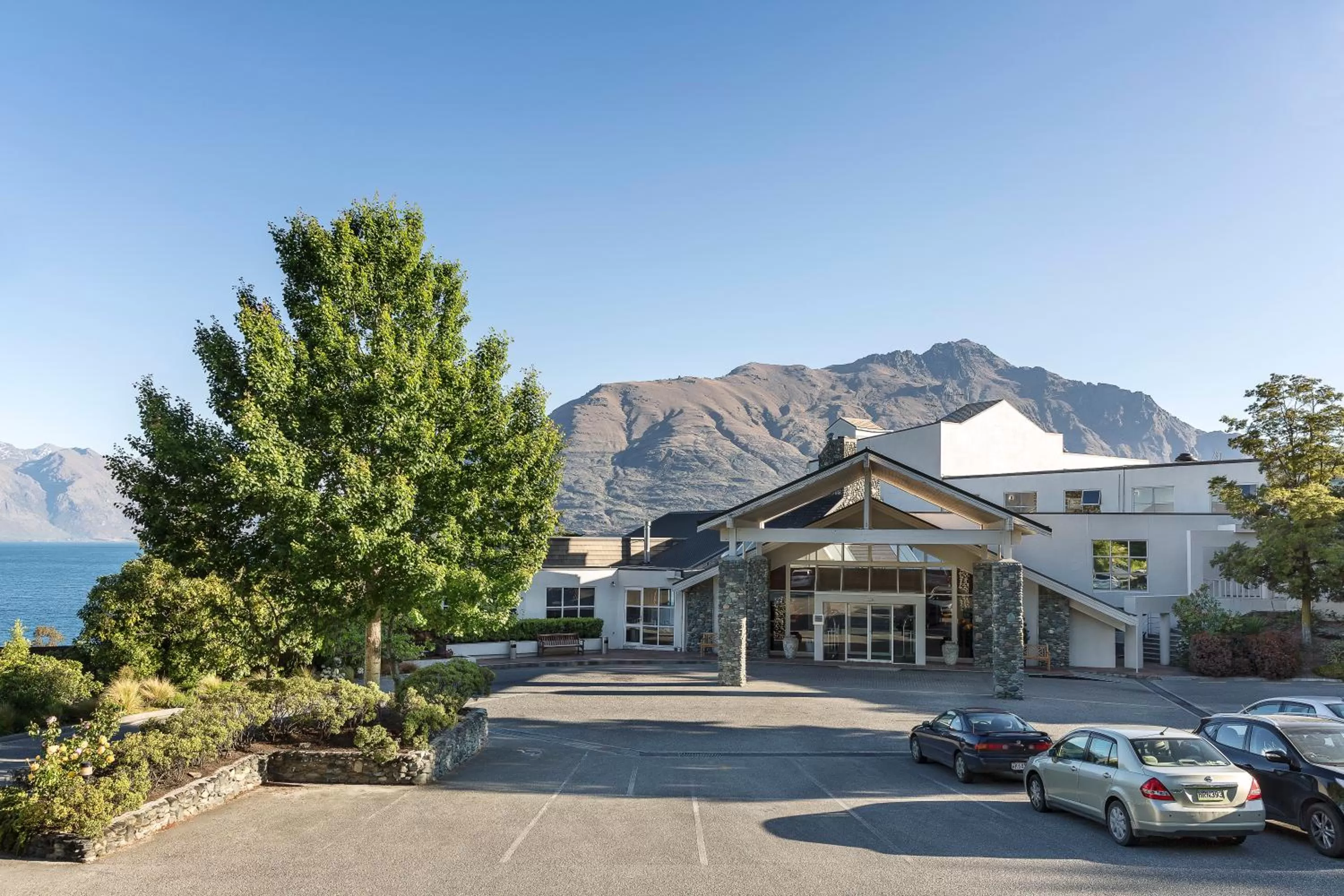 Facade/entrance in Mercure Queenstown Resort