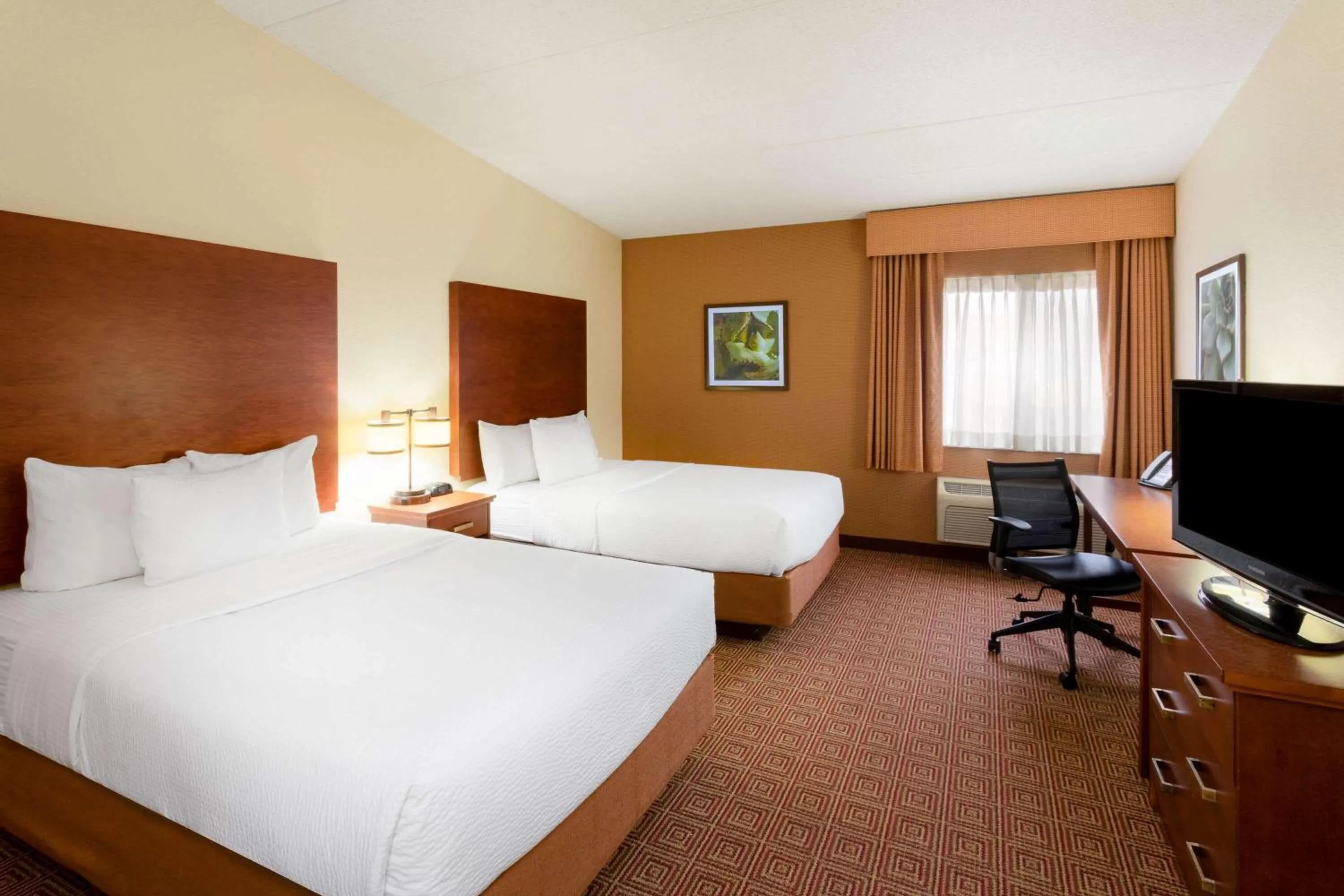 Photo of the whole room, Bed in La Quinta Inn by Wyndham Minneapolis Airport Bloomington