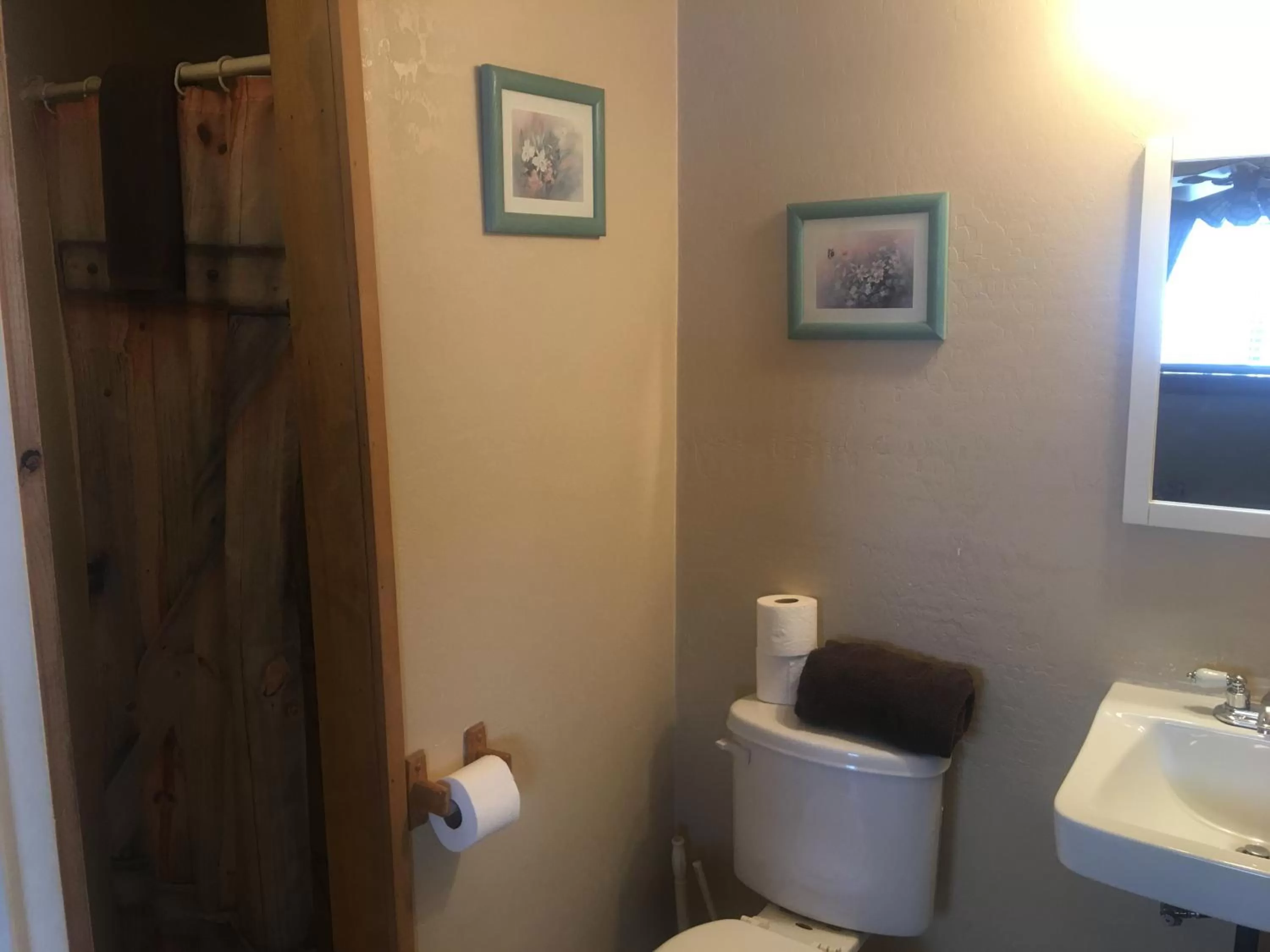 Bathroom in Rainbows End Fishing Resort