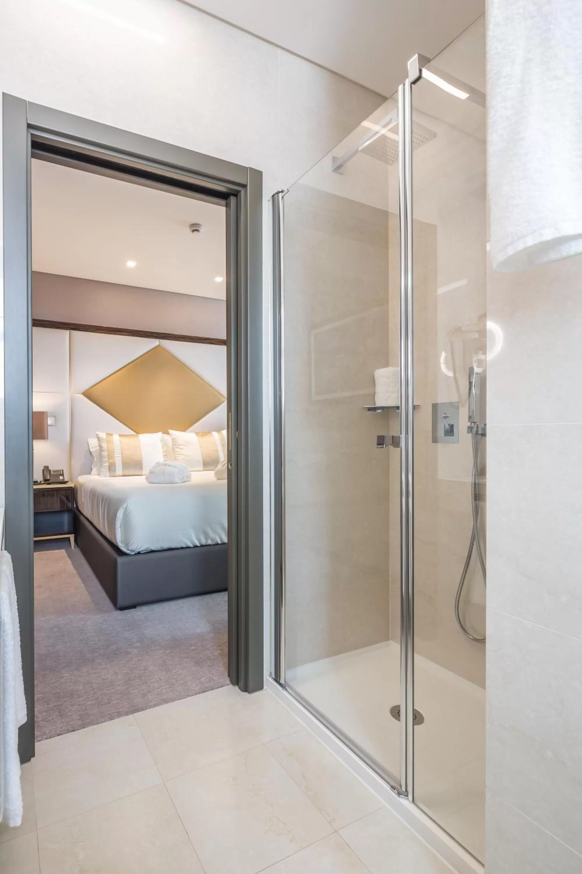 Shower, Bed in Hotel MeraPrime Gold Lisboa