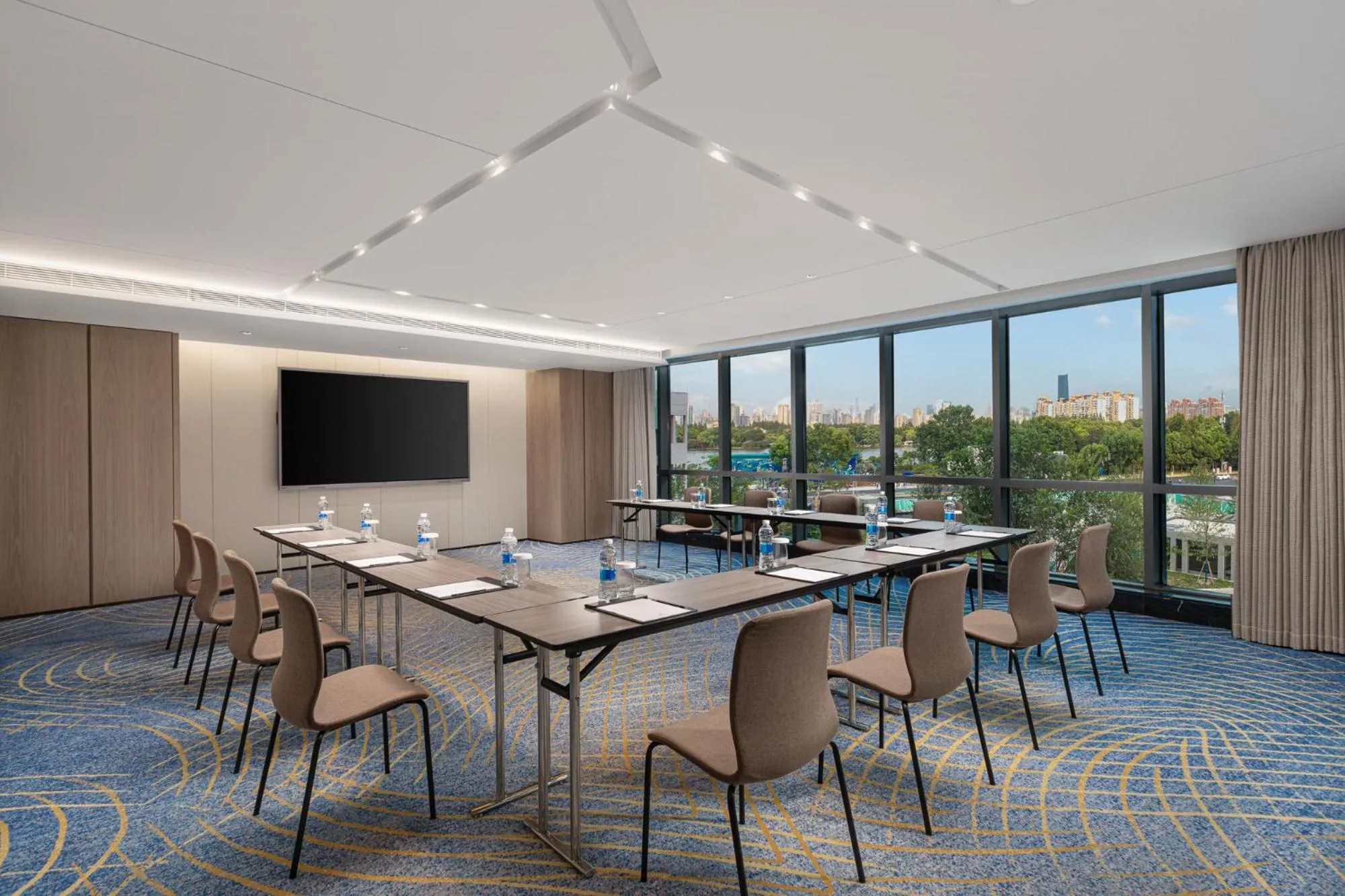 Meeting/conference room in HUALUXE Shanghai Changfeng Park by IHG