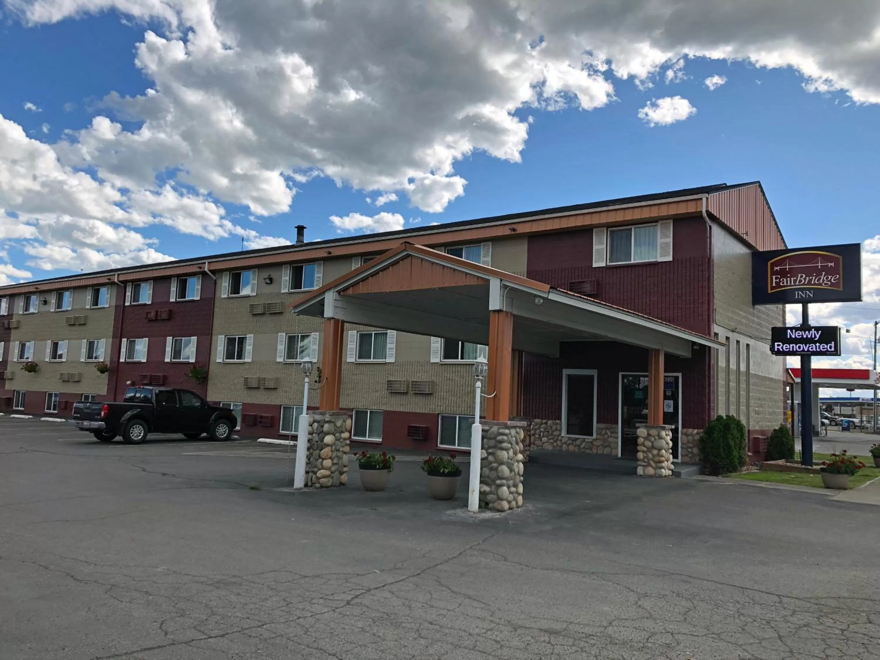 Property building in FairBridge Inn - Coeur d'Alene
