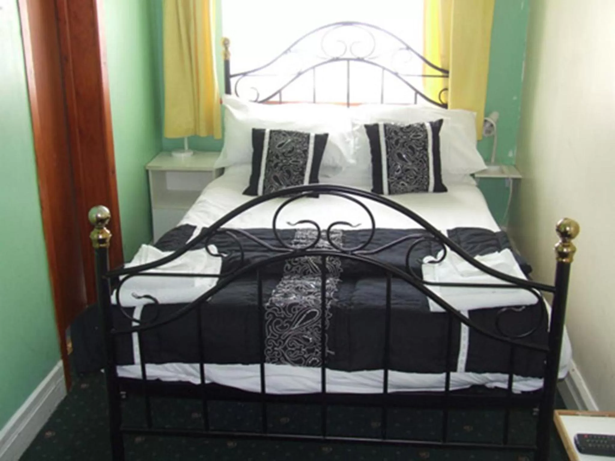 Bedroom, Bed in The Woodfield Hotel