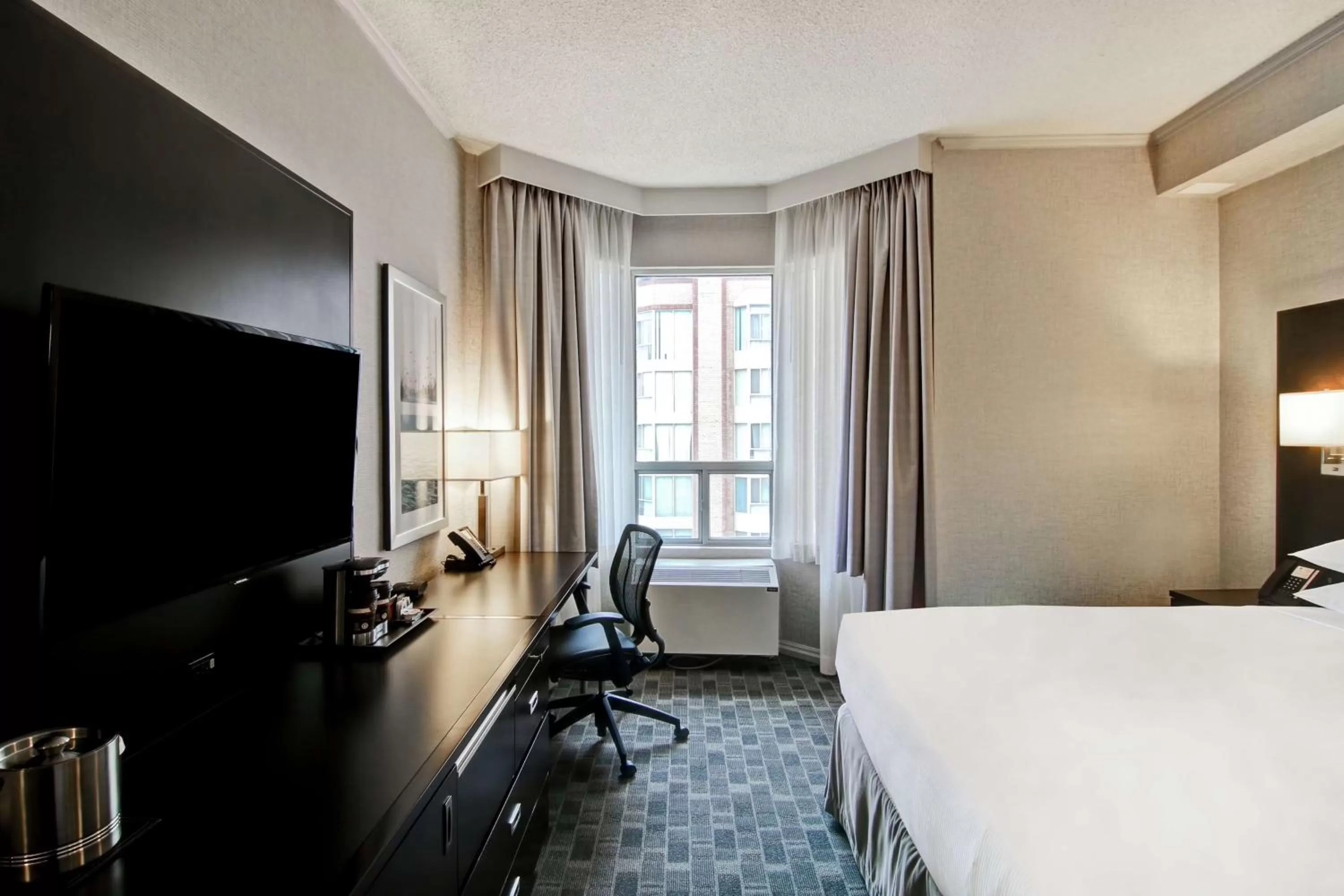Bedroom, Bed in DoubleTree by Hilton Toronto Downtown