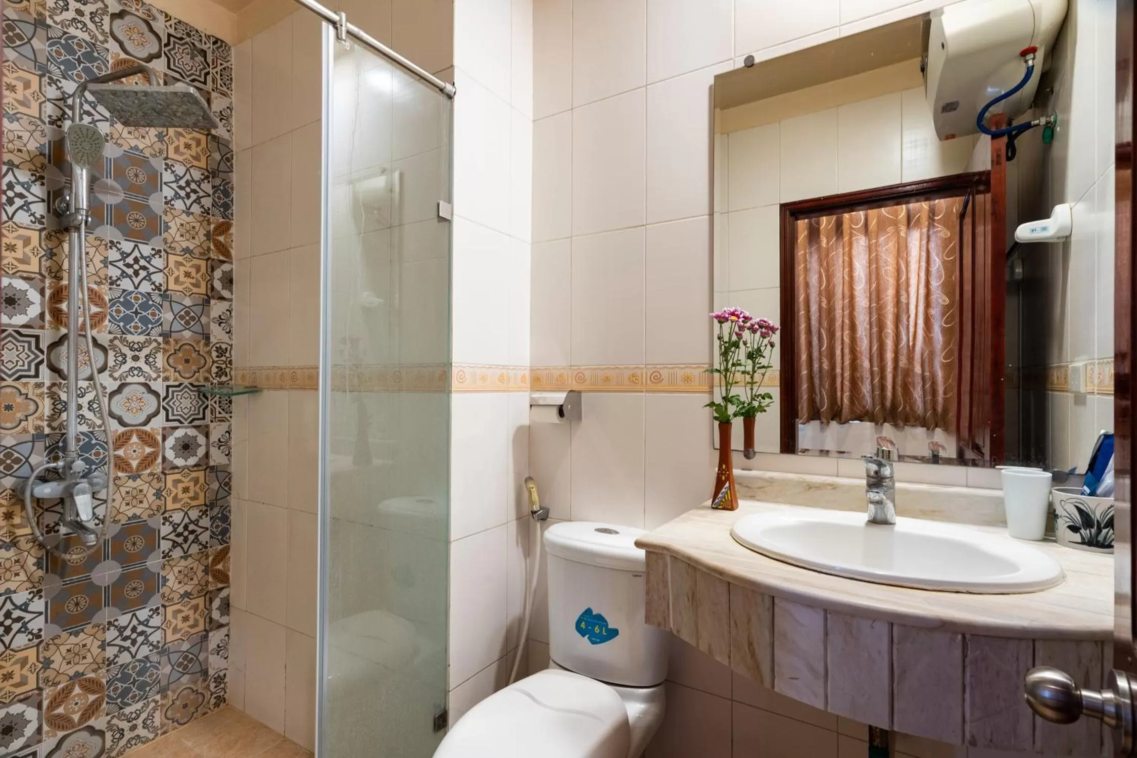 Shower, Bathroom in Artisan Lakeview Hotel