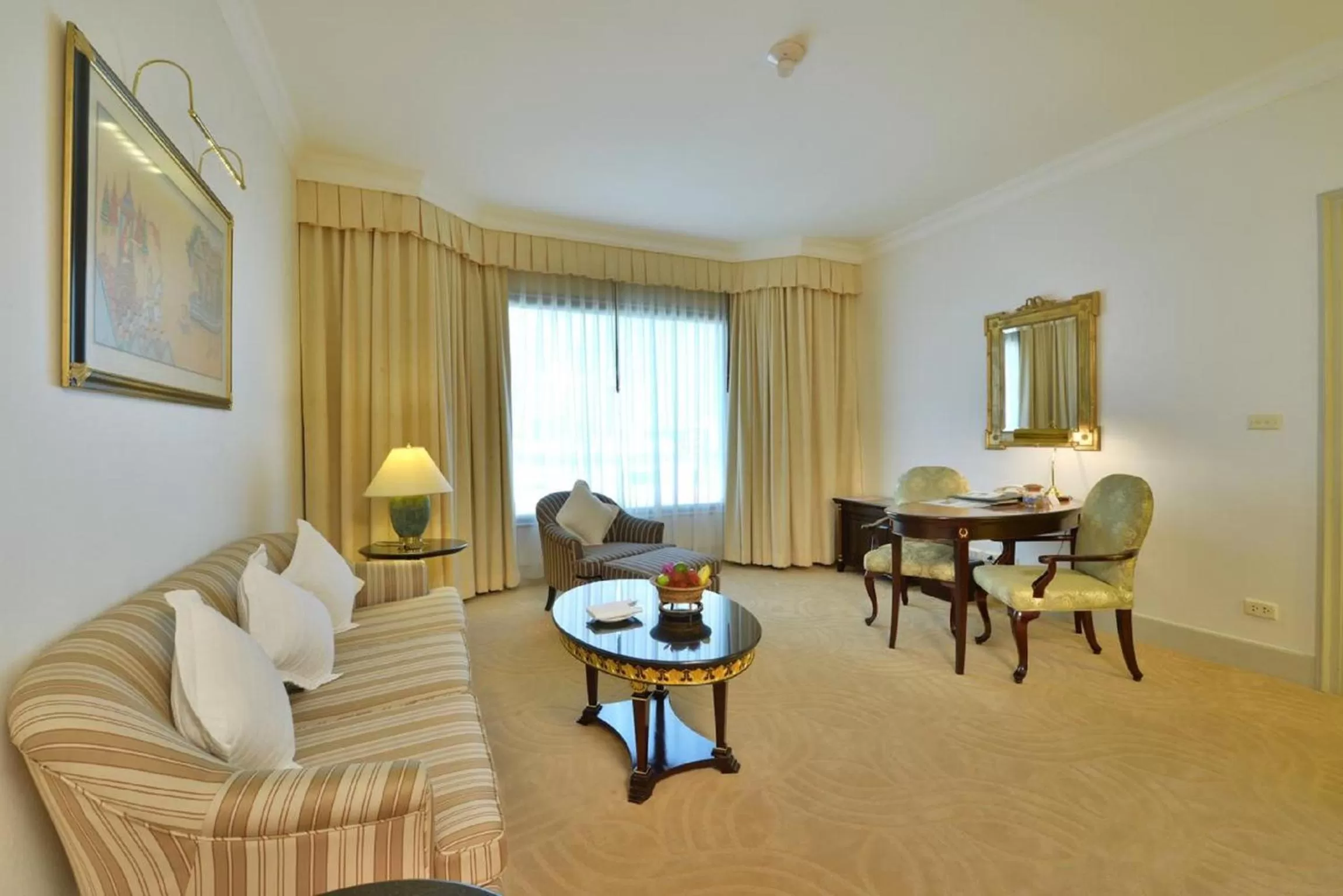 Living room in Evergreen Laurel Hotel Bangkok