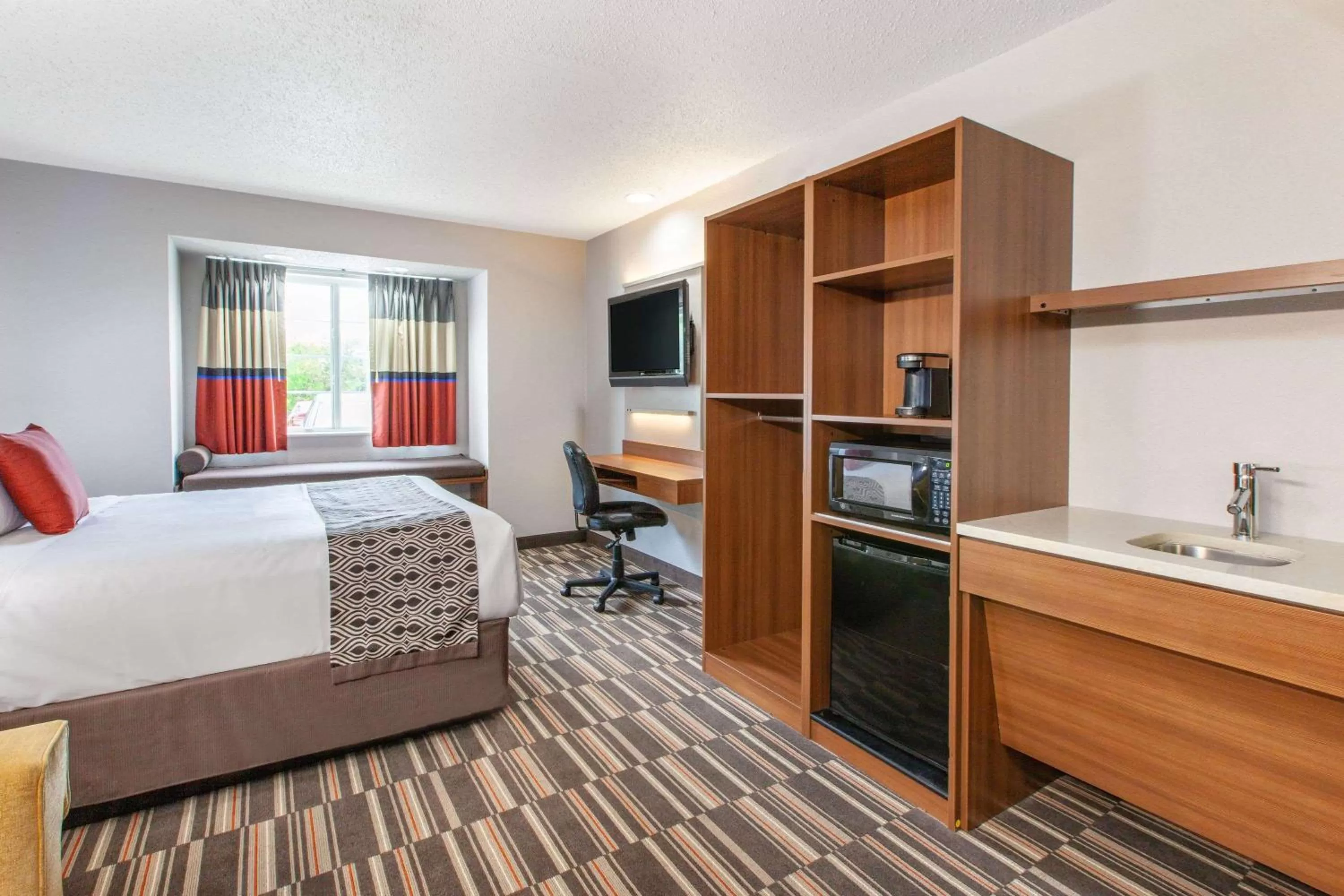 Photo of the whole room, Bed in Microtel Inn & Suites by Wyndham Pittsburgh Airport