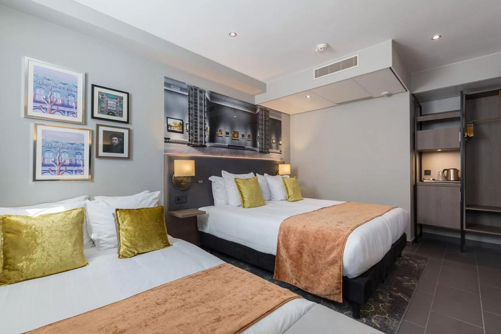 Photo of the whole room, Bed in Leonardo Boutique Museumhotel