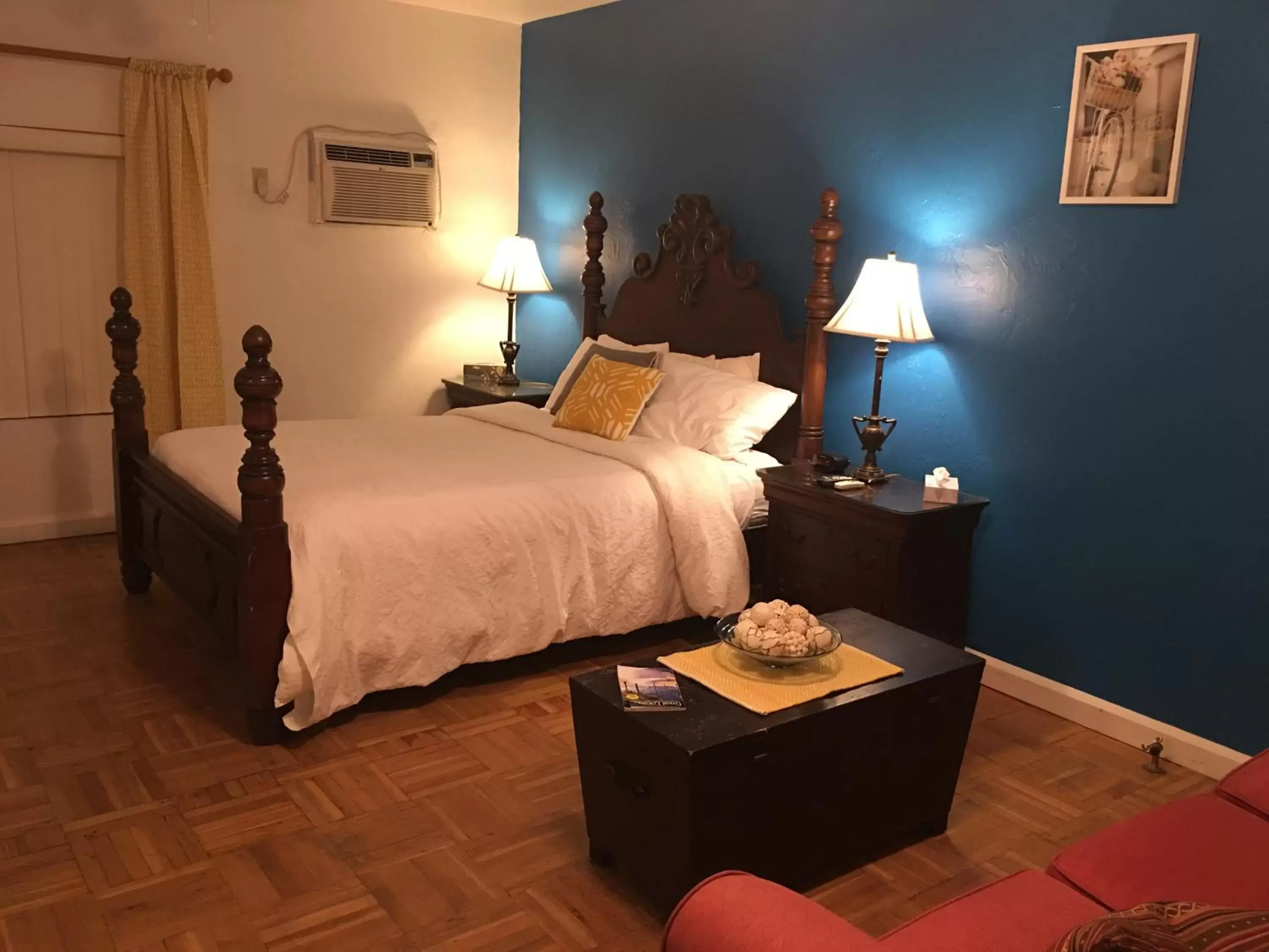 Queen Room in Courtyard Villa Hotel Queen Room in Courtyard Villa Hotel