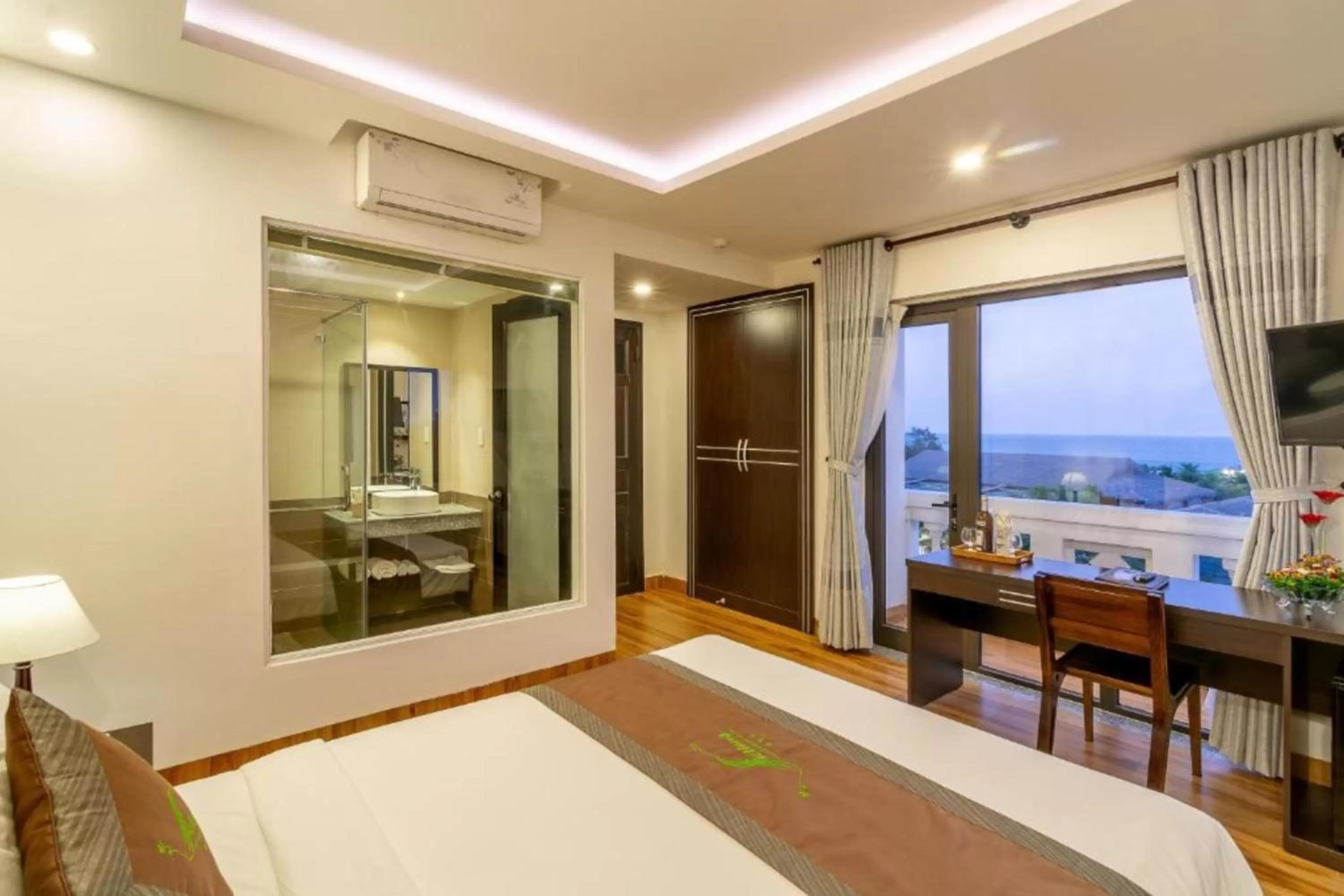 Deluxe Double Room with Sea View in Hotel Front Beach