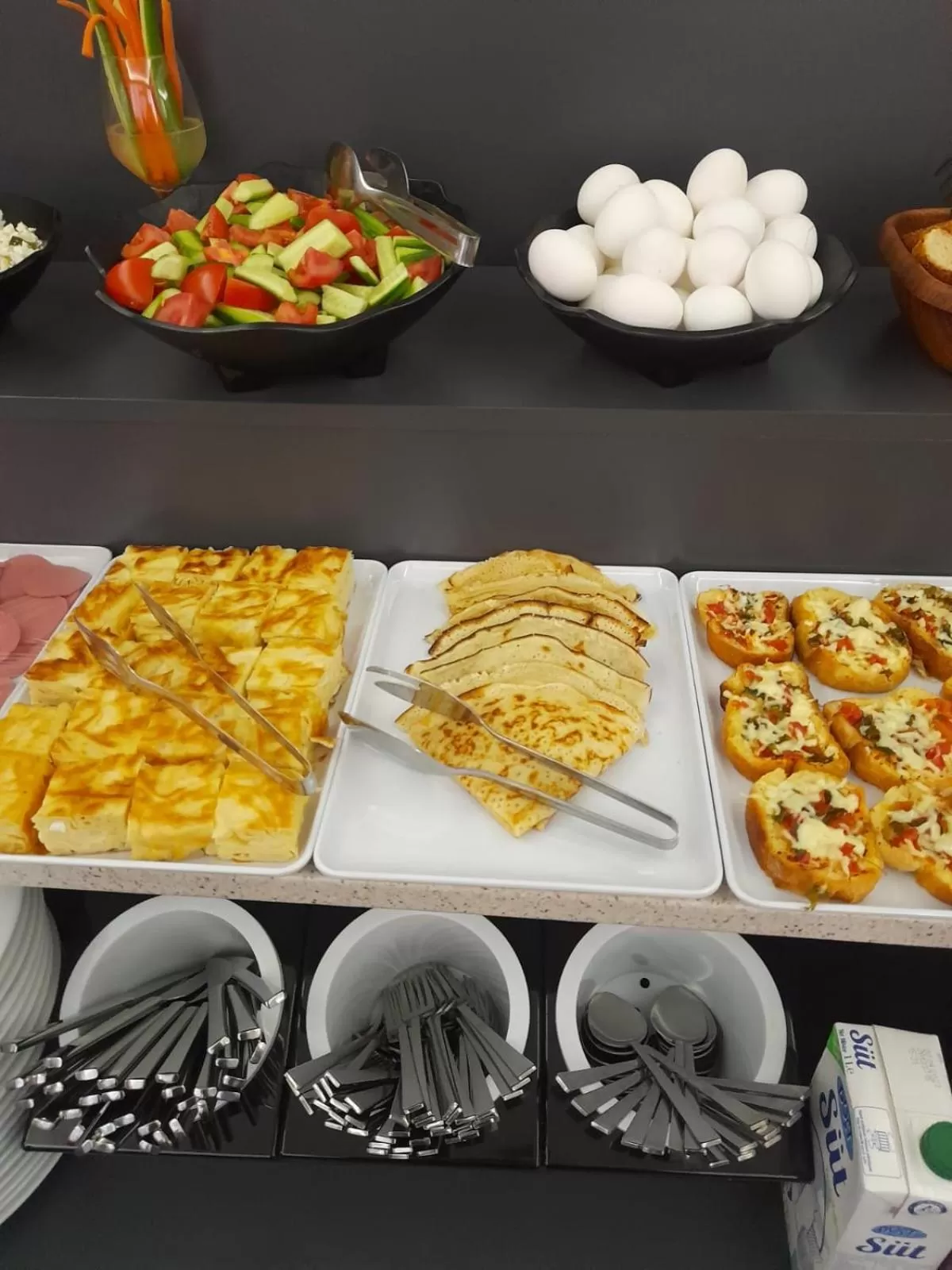 Coffee/tea facilities in Comfort Center Suit Hotel