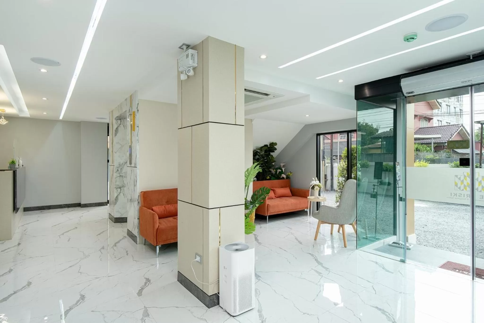 Lobby or reception in The Riski Hotel at Bangphlat Station SHA