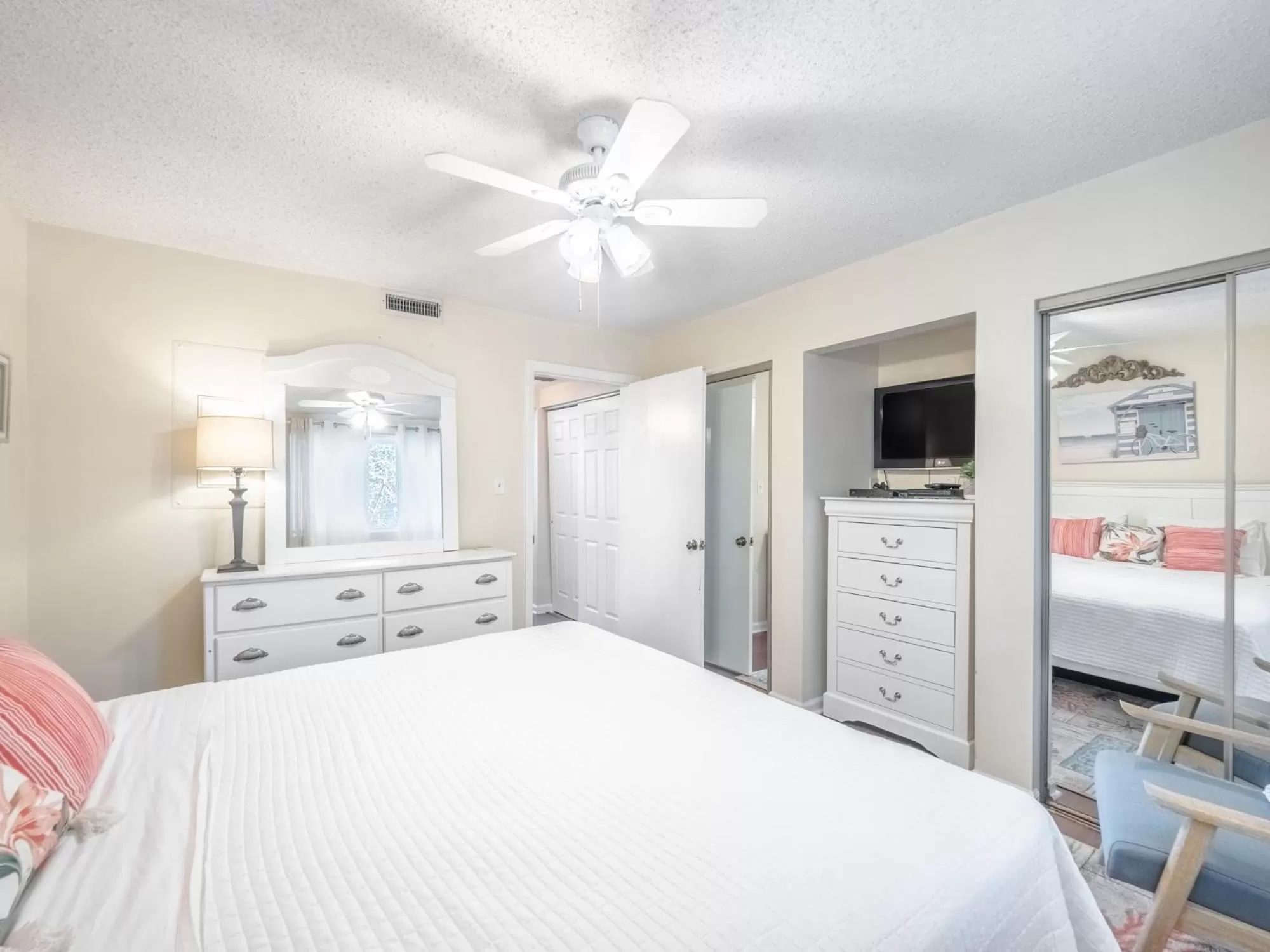 Property building, Bed in The Waterway Pet Friendly by Carolina Retreats