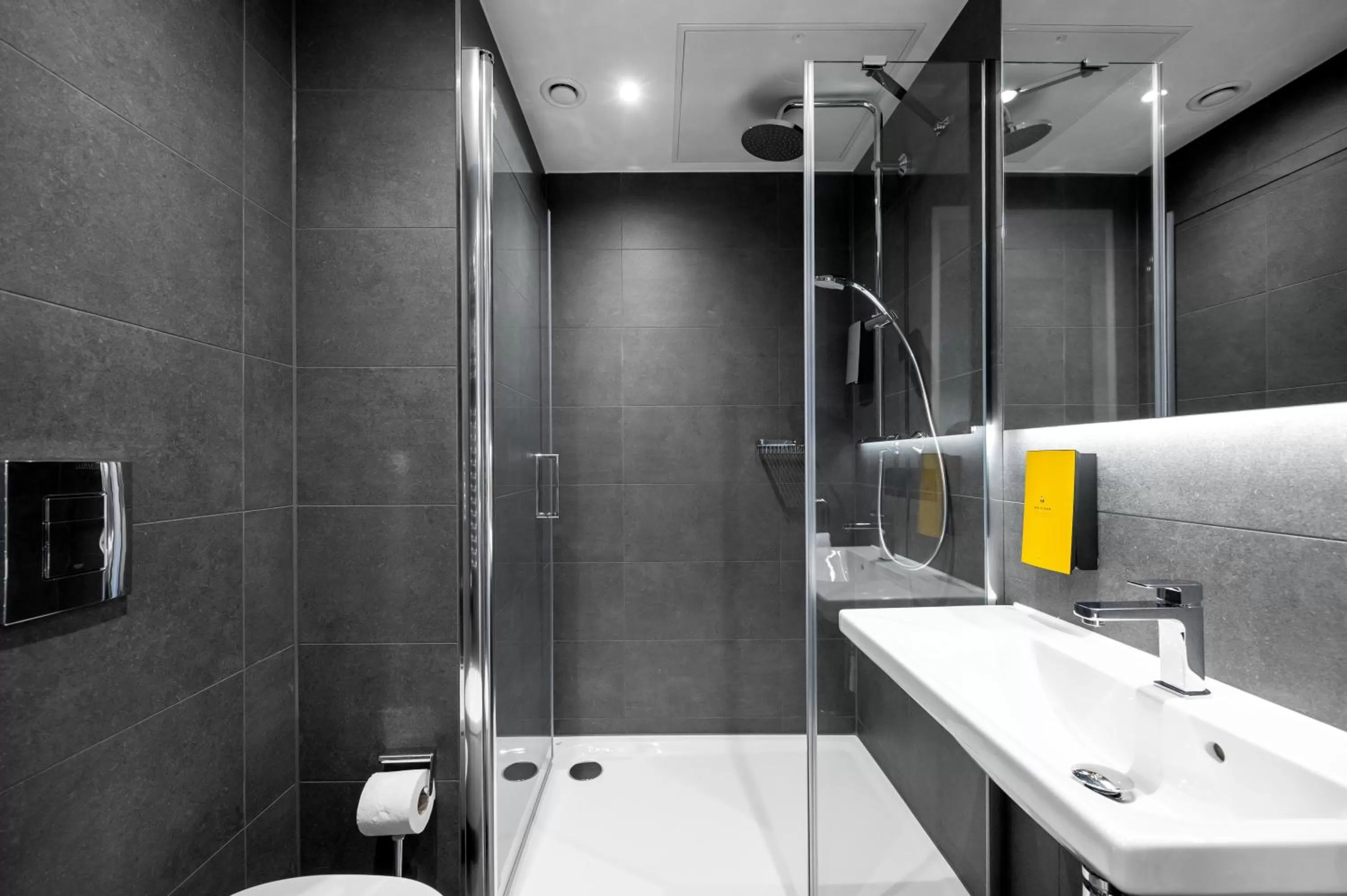 Shower in Staycity Aparthotels Frankfurt Airport