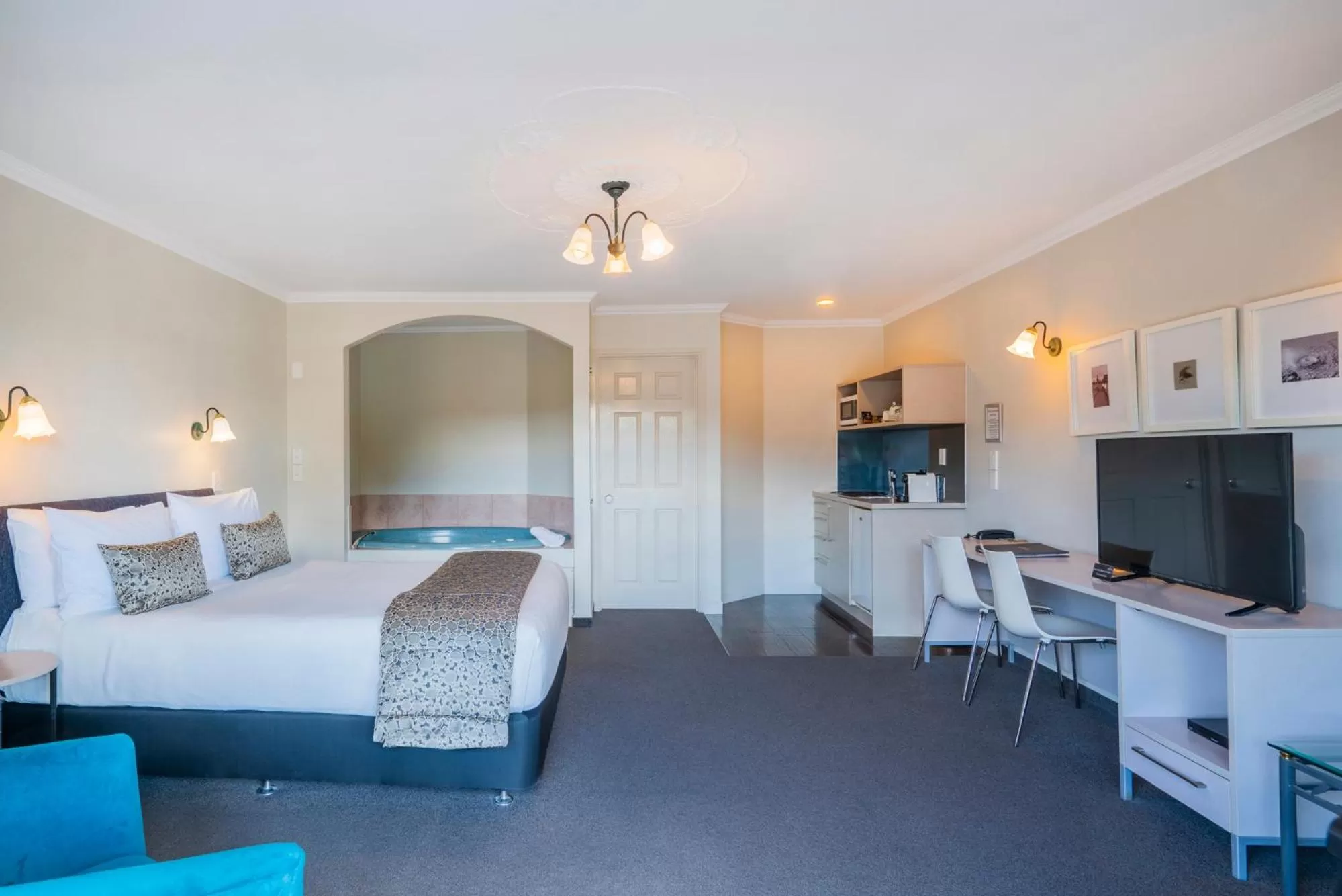 Photo of the whole room, Bed in Silver Fern Rotorua Suites & Spa