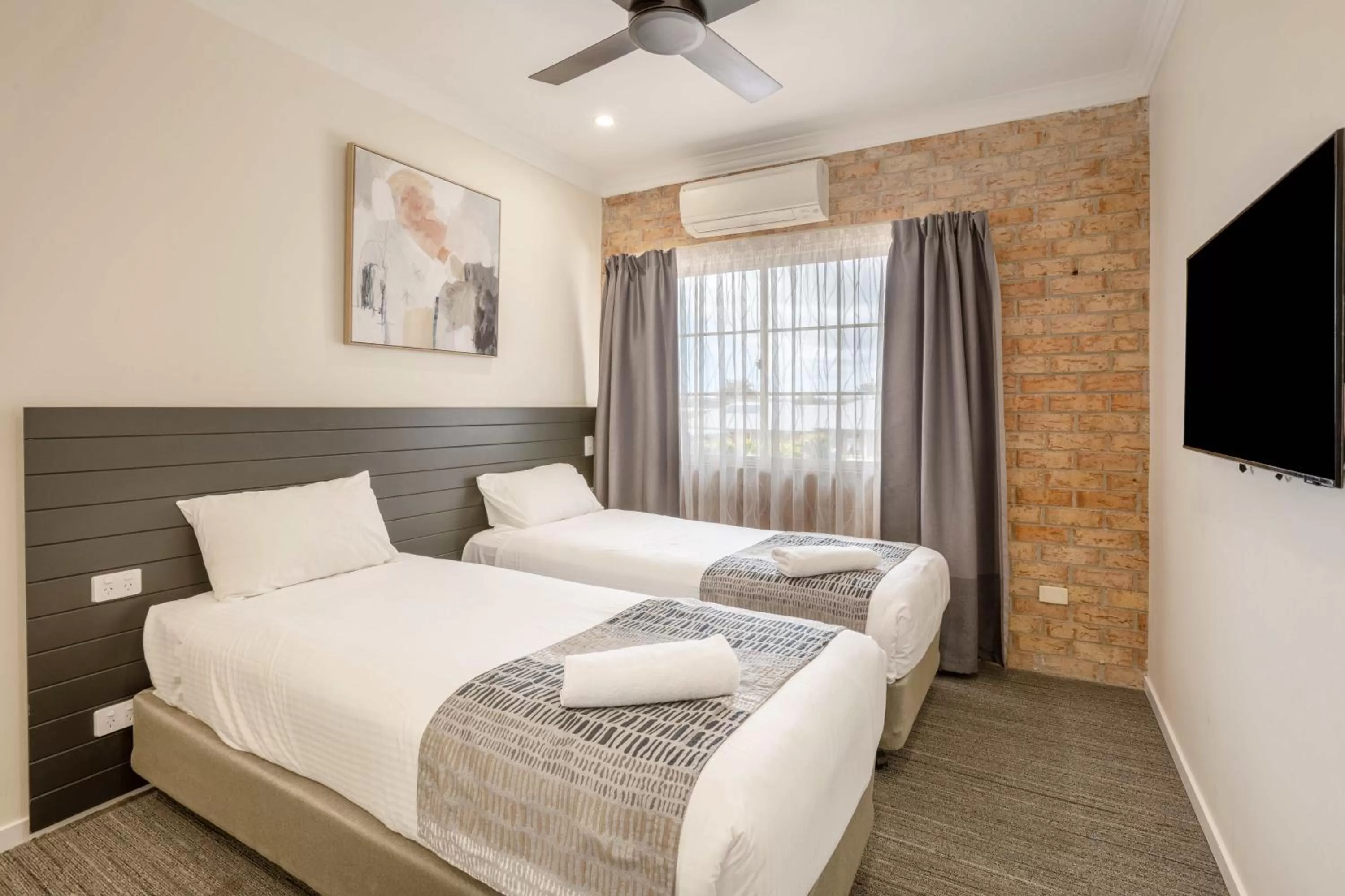 Bedroom, Bed in Coopers Colonial Motel