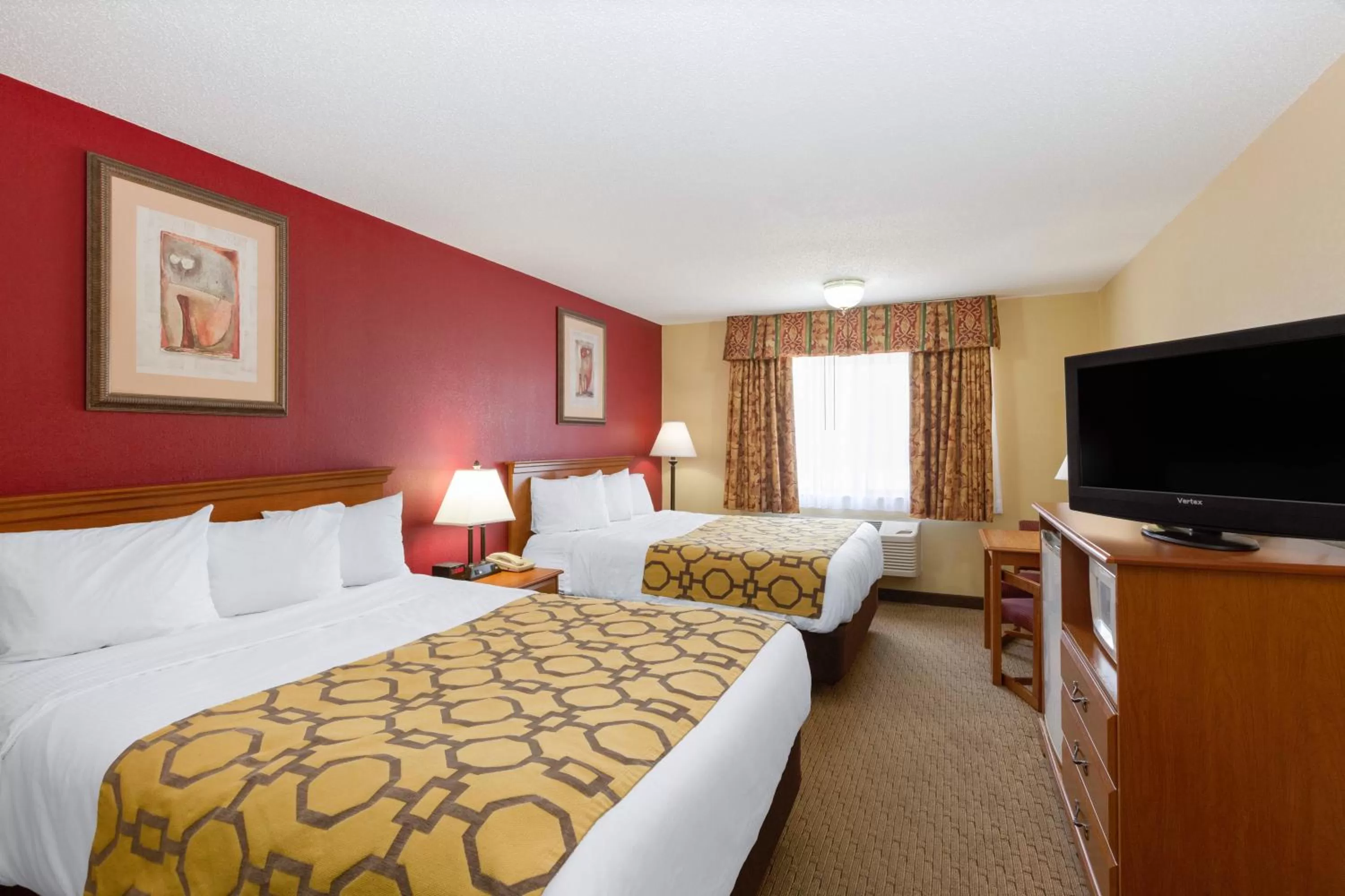 Photo of the whole room, Bed in Baymont by Wyndham Fort Dodge
