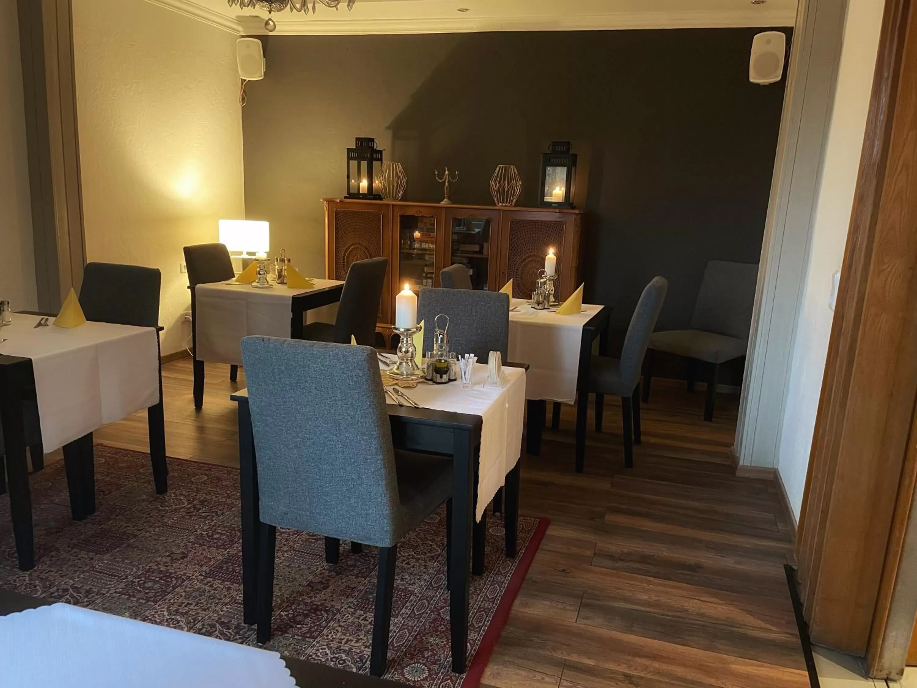 Restaurant/places to eat in Riverside Inn