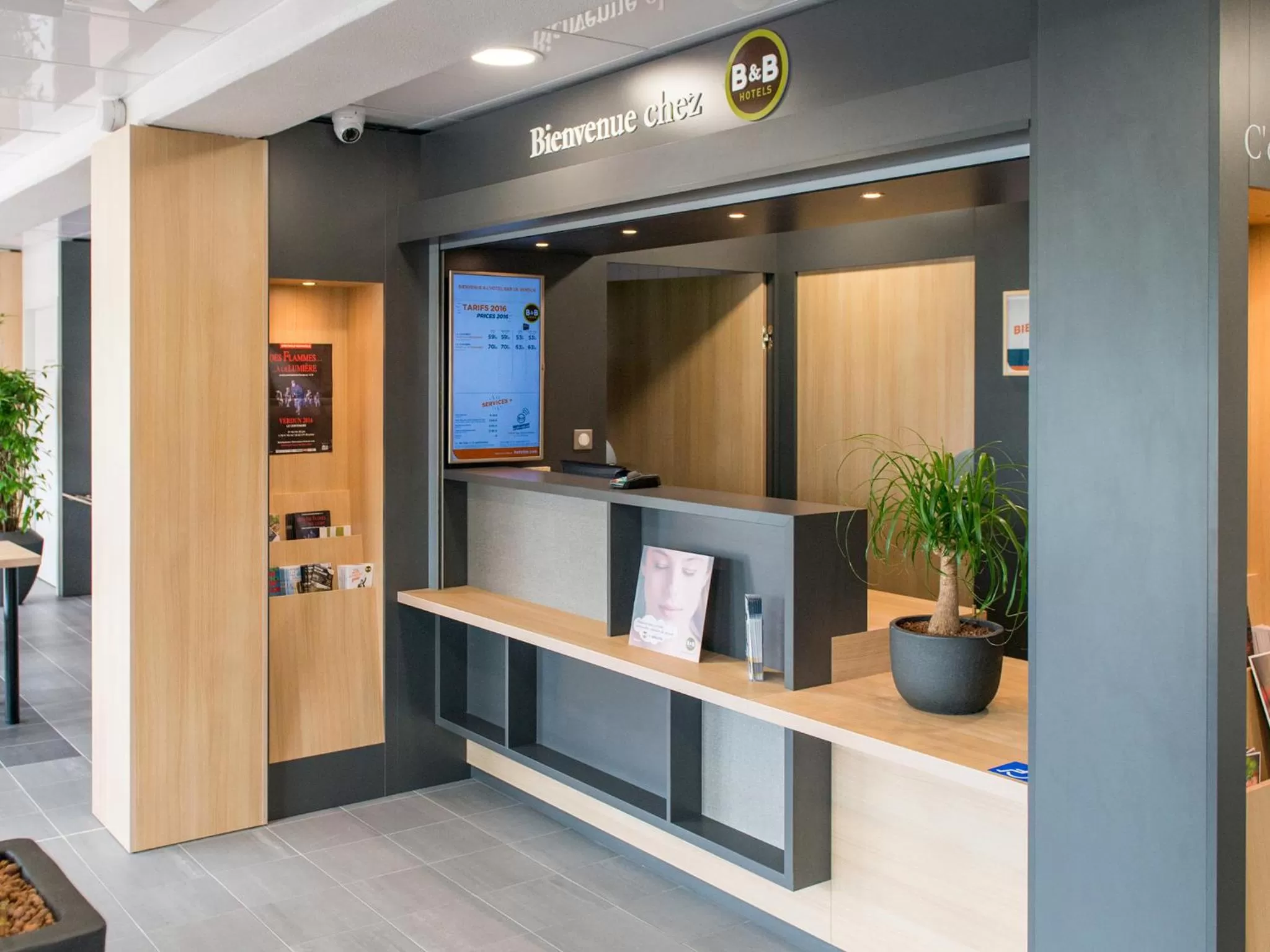 Lobby or reception in B&B HOTEL Verdun