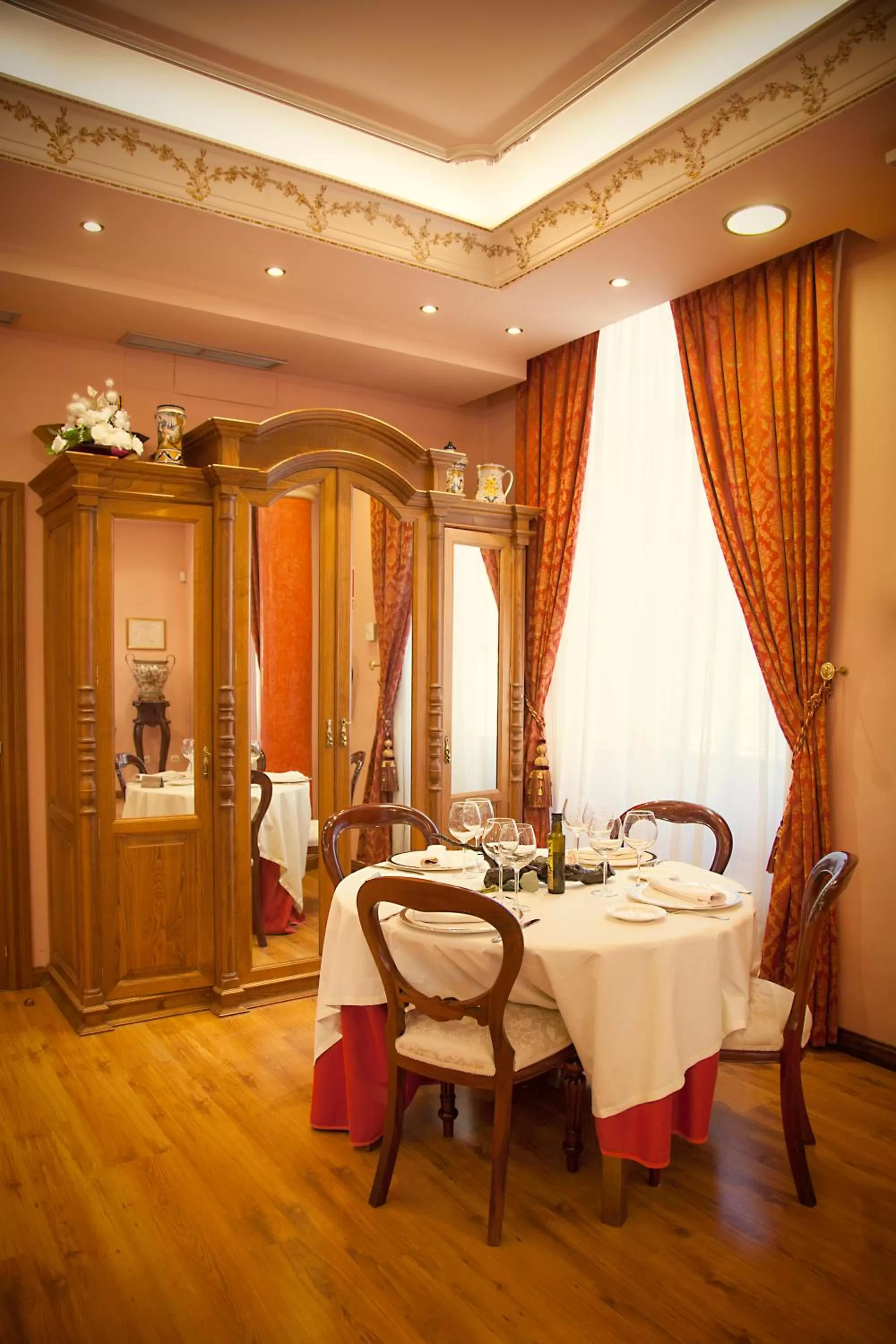 Restaurant/places to eat in Palacio Azcárate Hotel