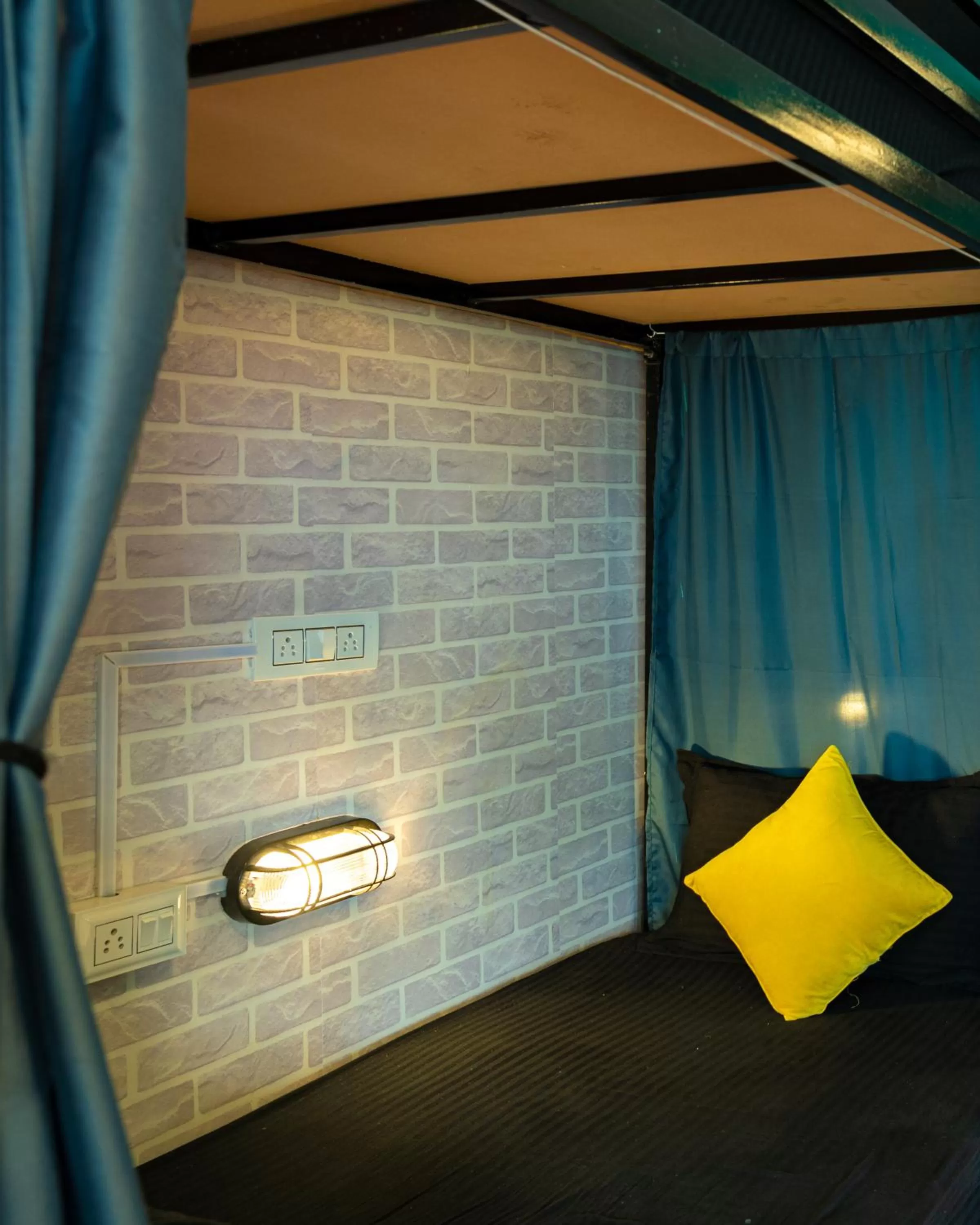 Bed in Whoopers Hostel Manali