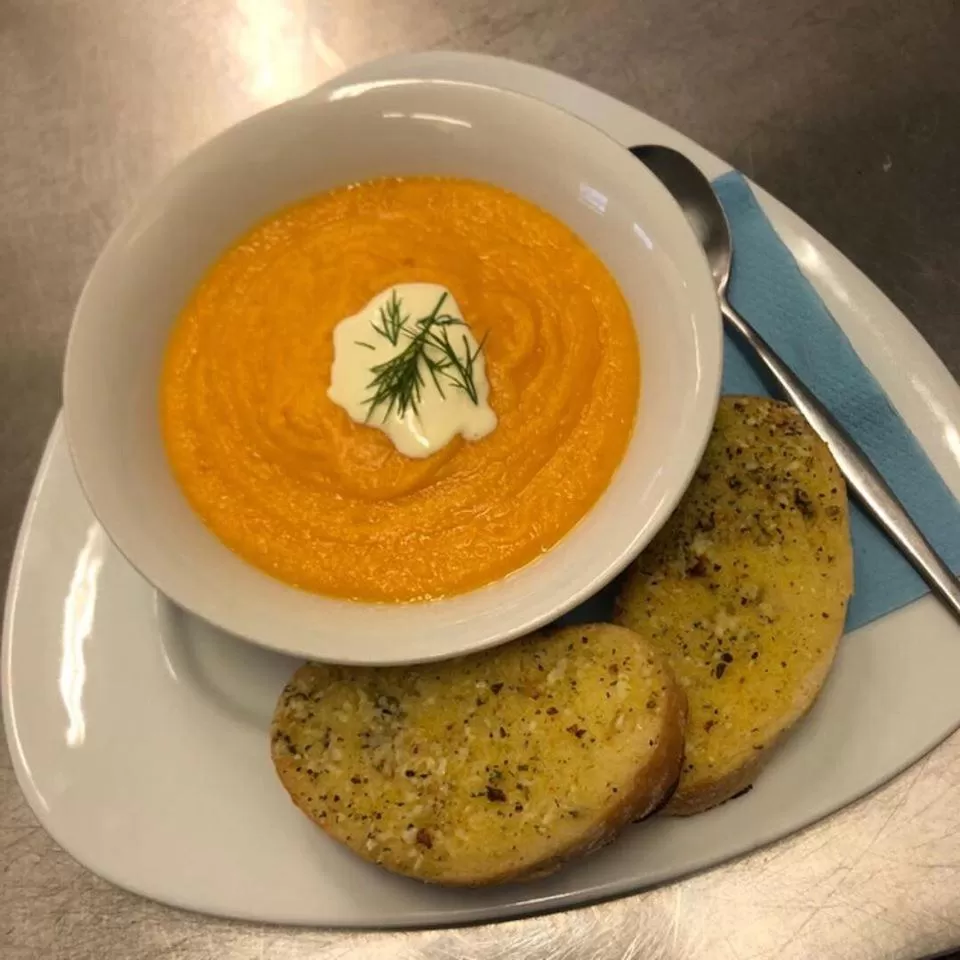 Food and drinks in Ten Dollar Town Motel