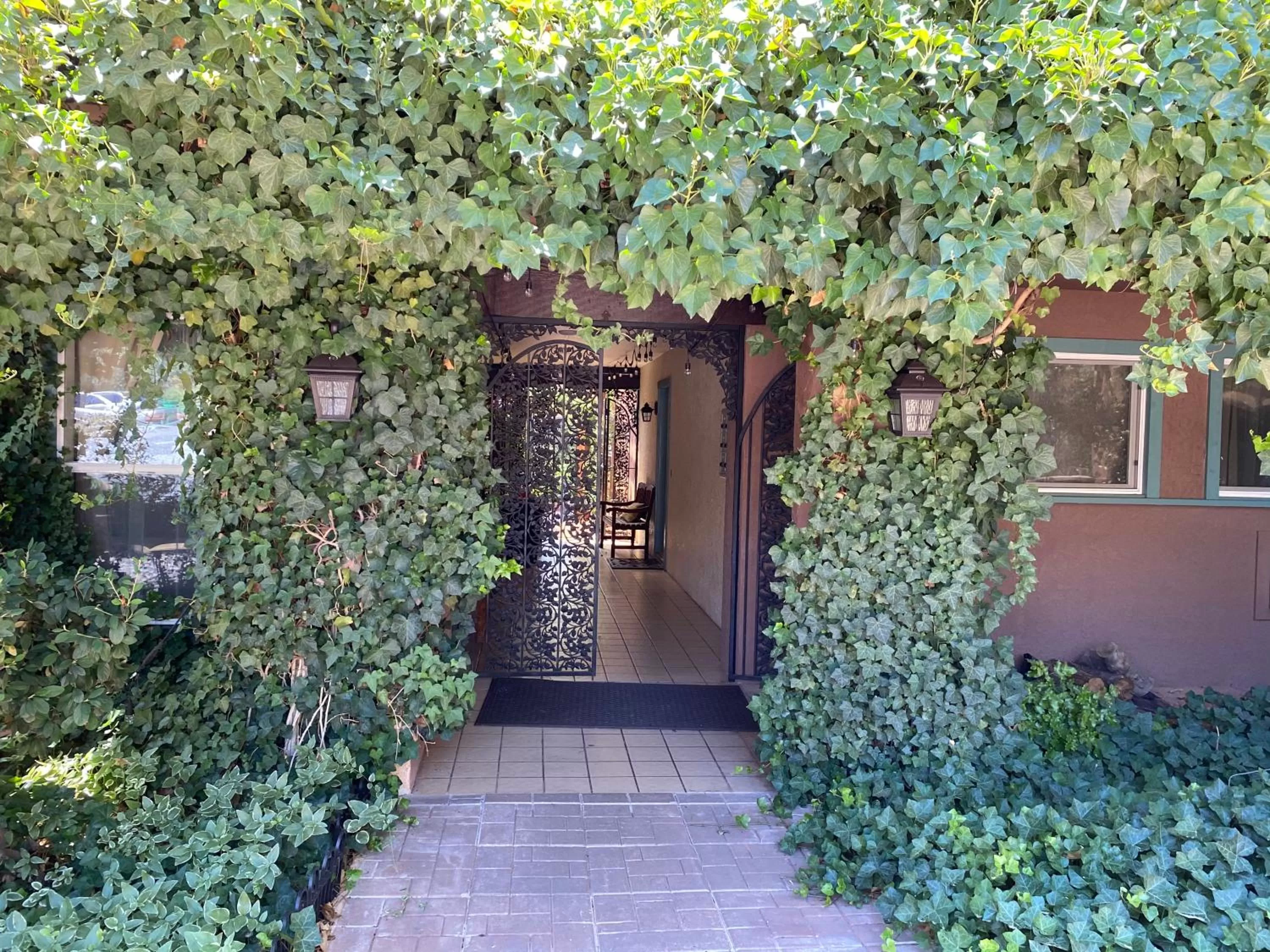 Garden in Lantern Light Inn - Romantic Getaway