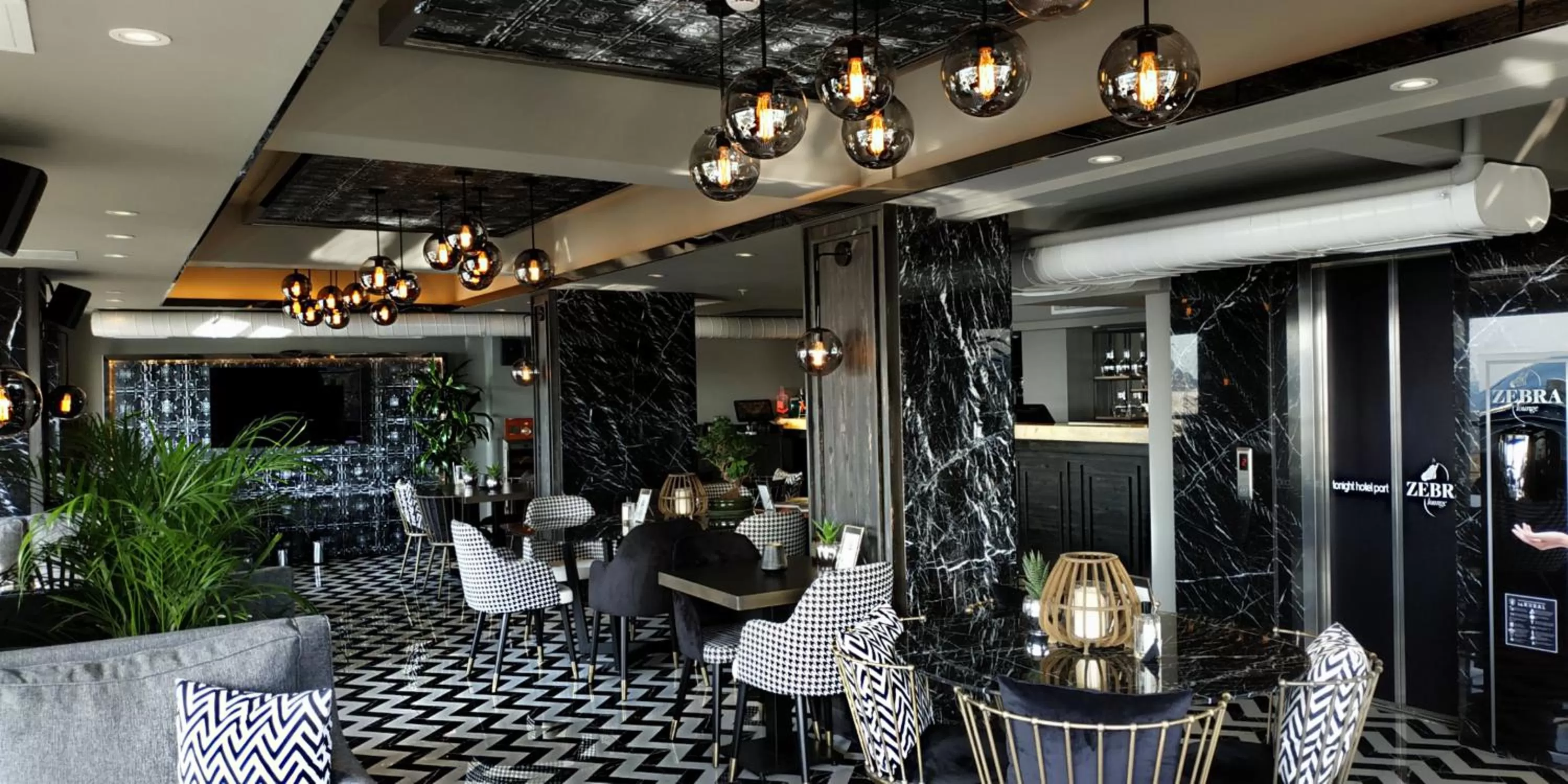 Restaurant/places to eat in Tonight Hotel Port