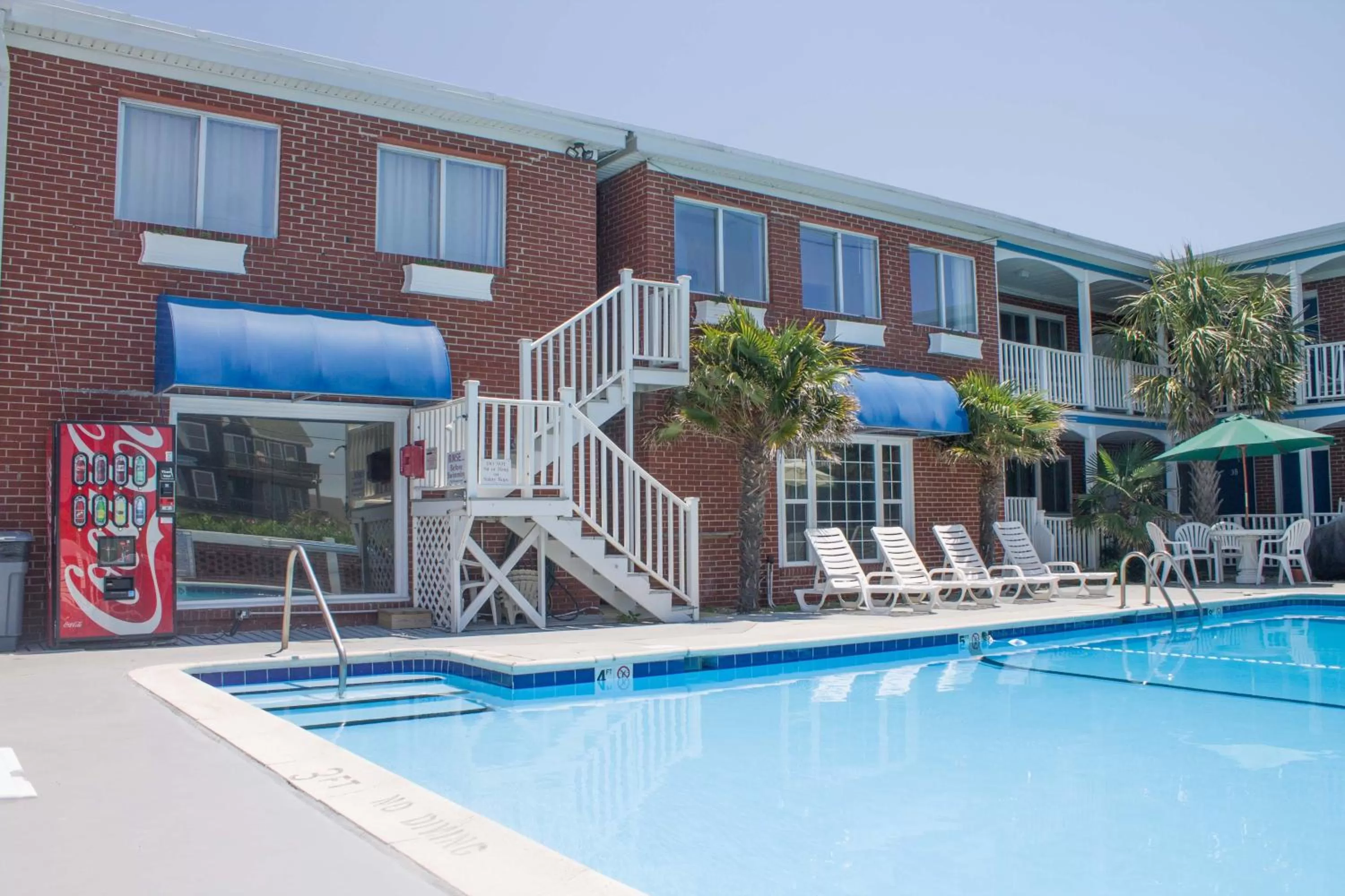 Swimming pool in Colonial Inn