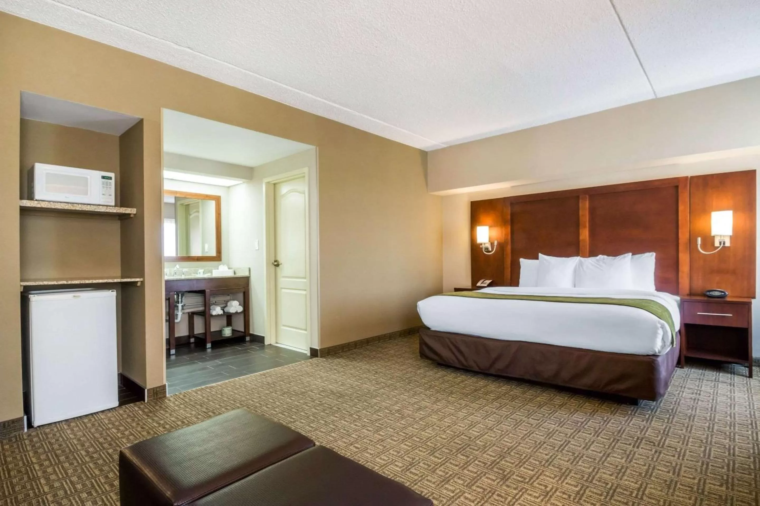 Photo of the whole room, Bed in Comfort Suites at Woodbridge